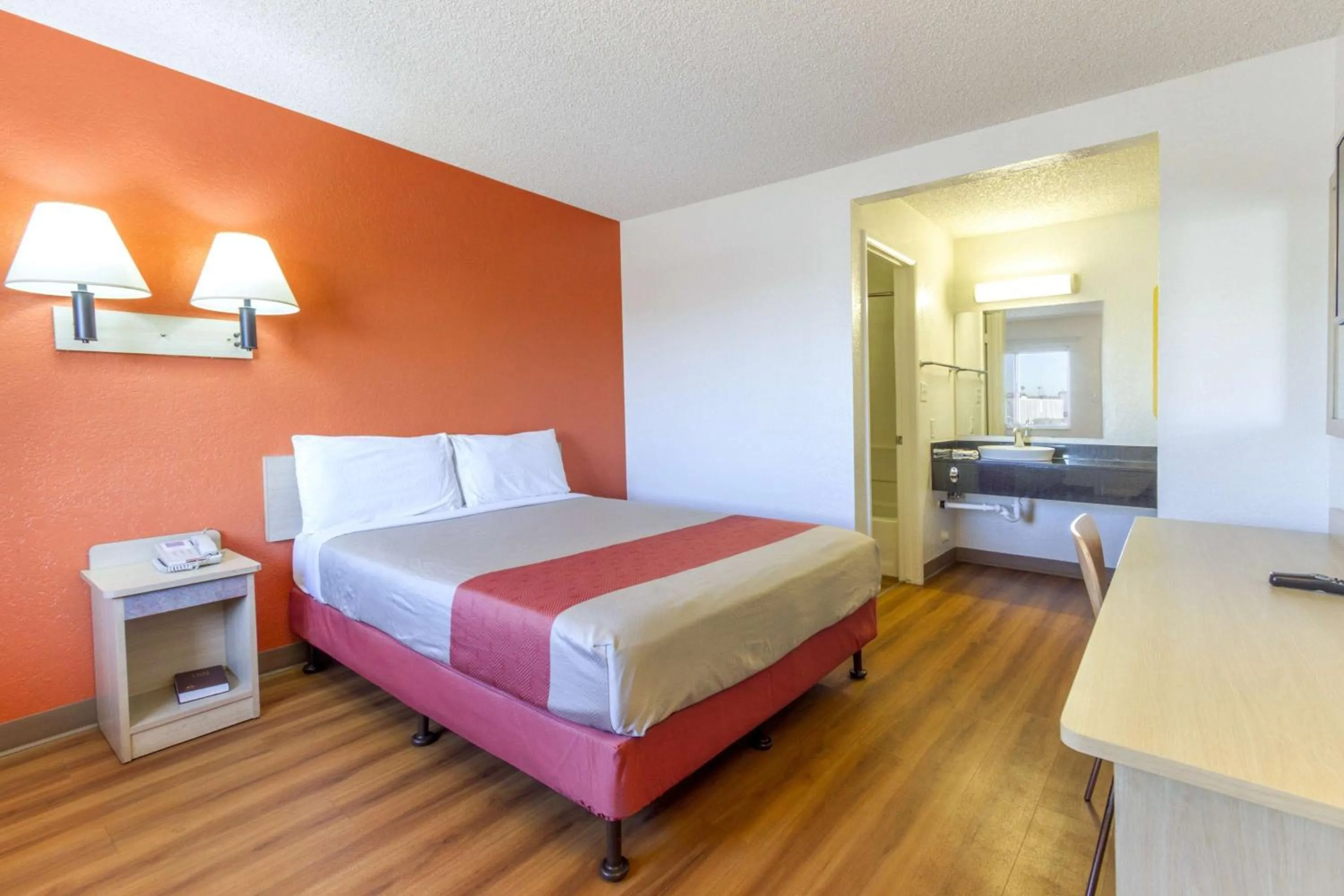 Bedroom, Bed in Motel 6-Phoenix, AZ - Airport - 24th Street