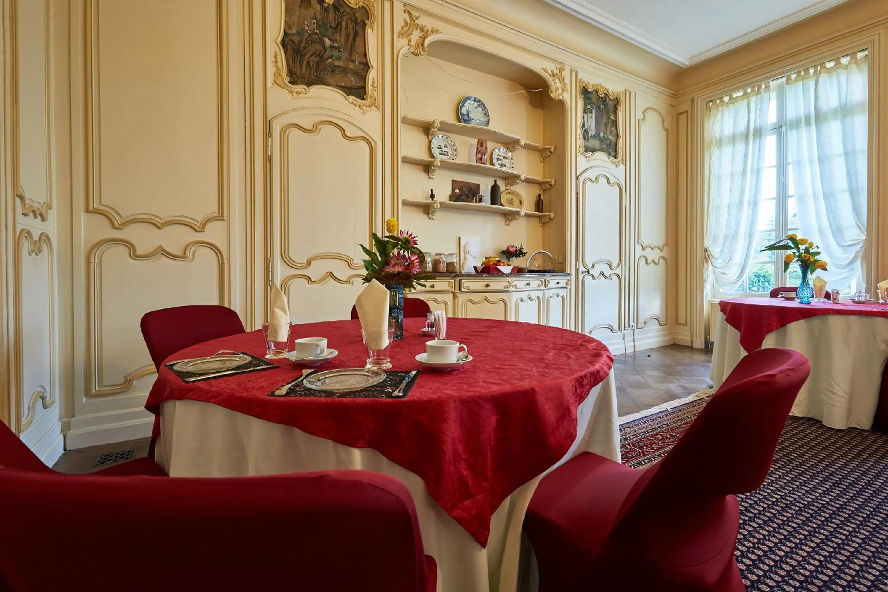 Restaurant/places to eat in Chateau des Monts