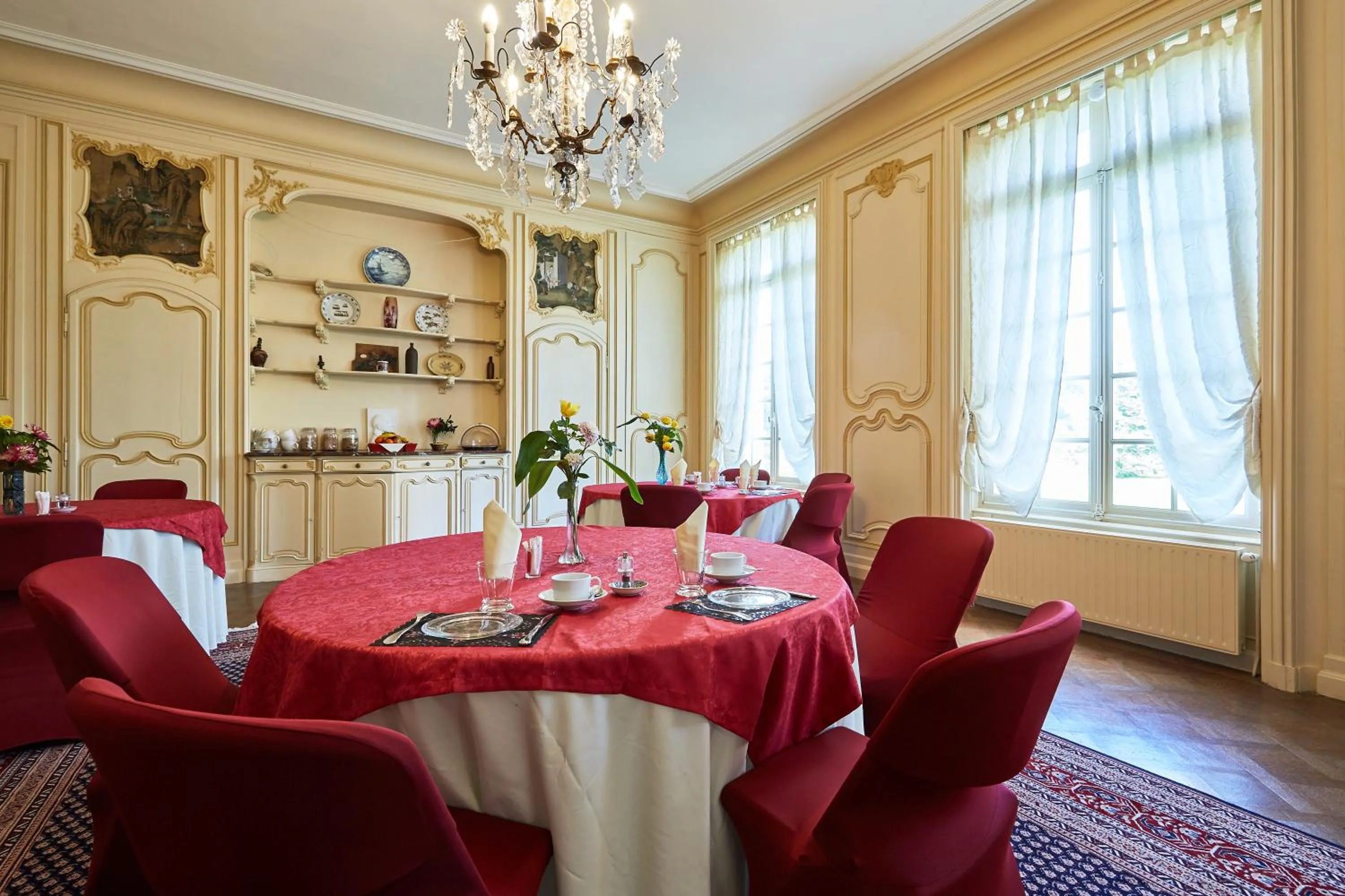 Restaurant/places to eat in Chateau des Monts