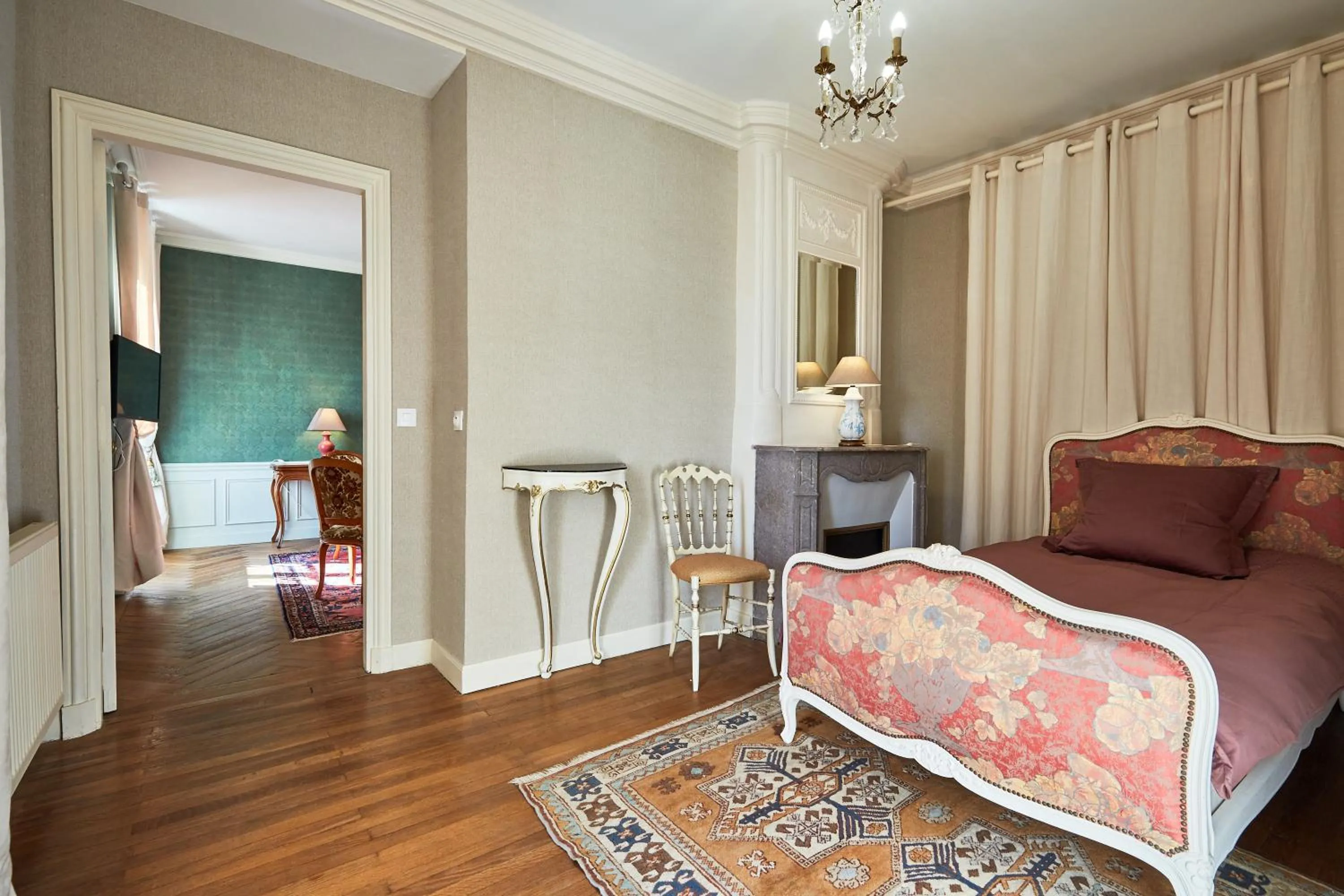 Photo of the whole room, Bed in Chateau des Monts