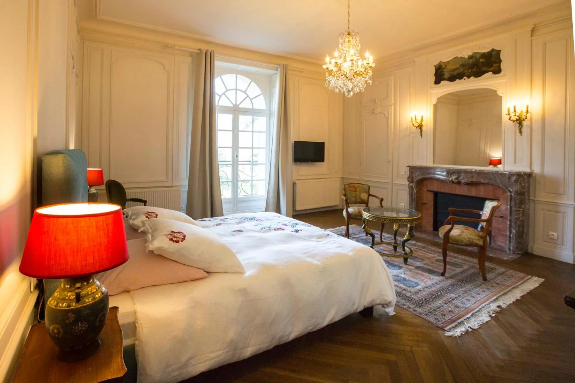 Photo of the whole room, Bed in Chateau des Monts
