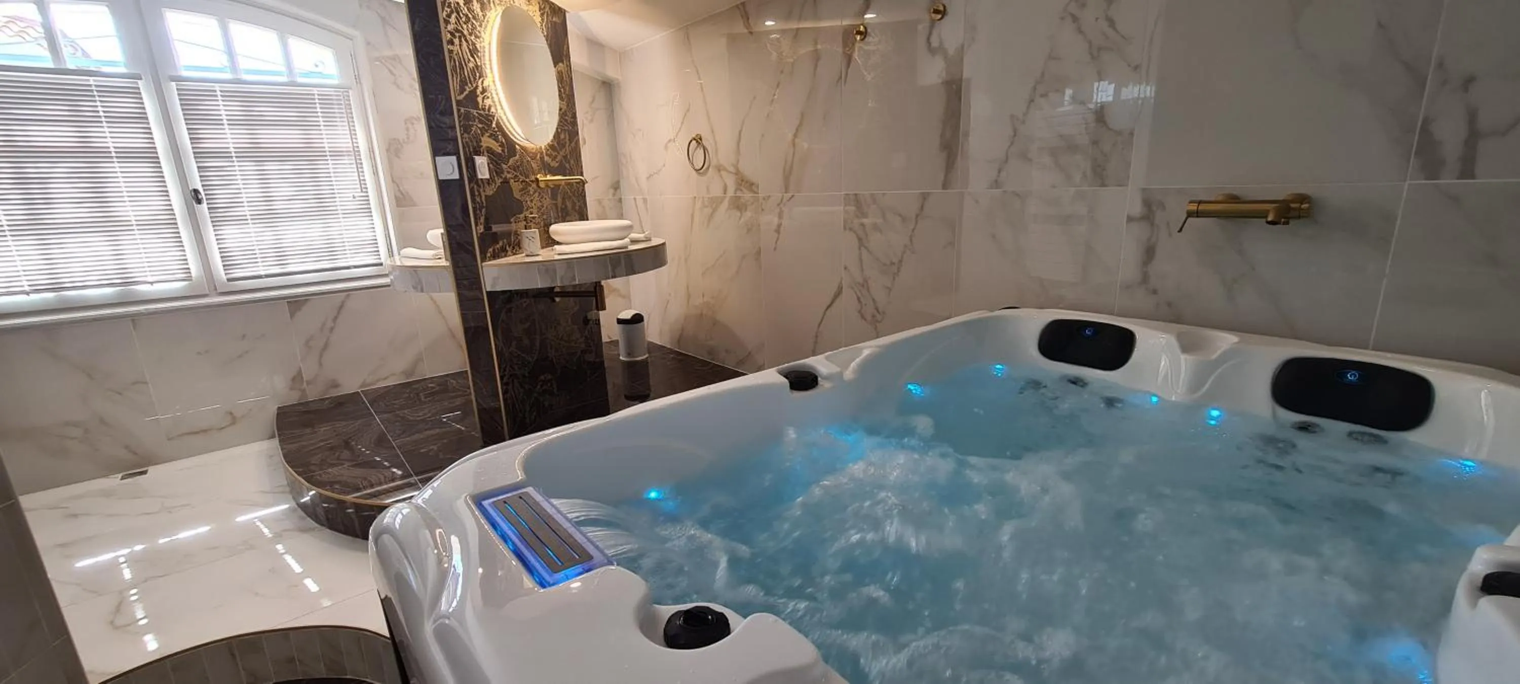 Hot Tub in La Demeure de l'Arche