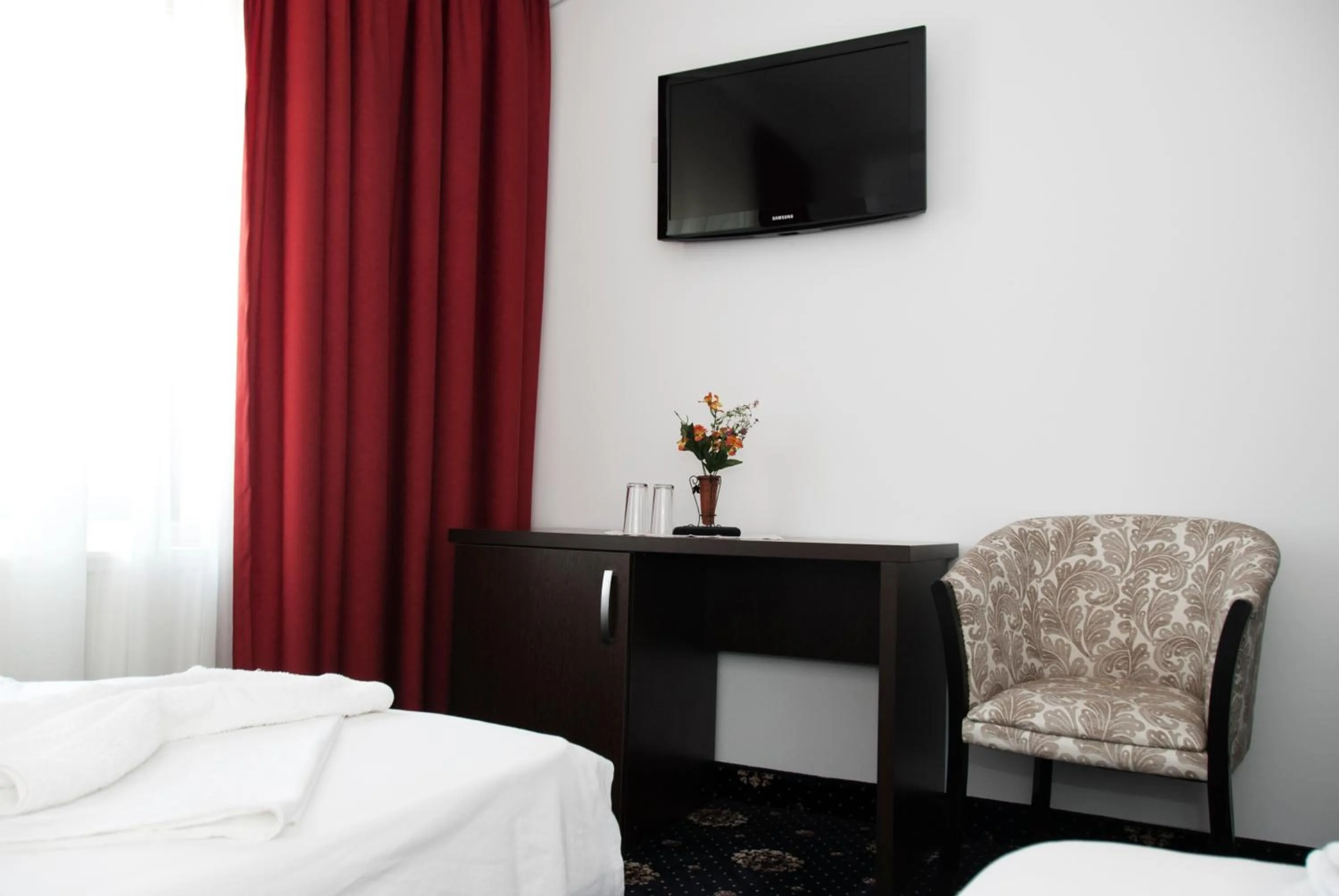 TV and multimedia, Bed in Hotel Cristian