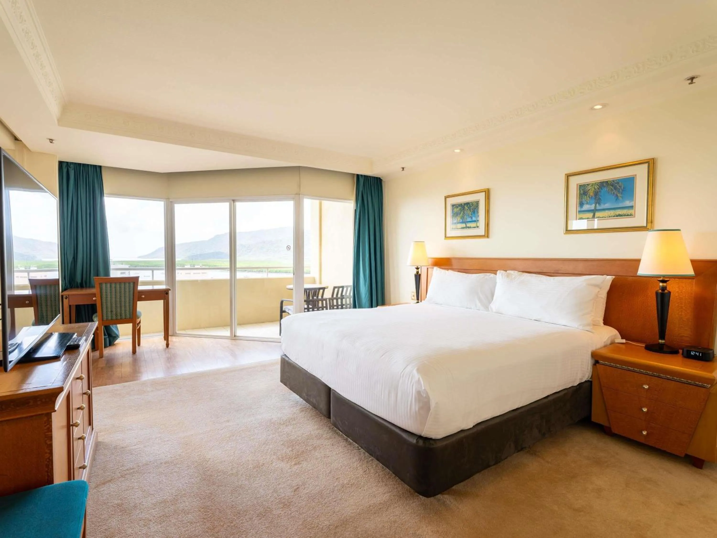 Bedroom, Bed in Pullman Cairns International