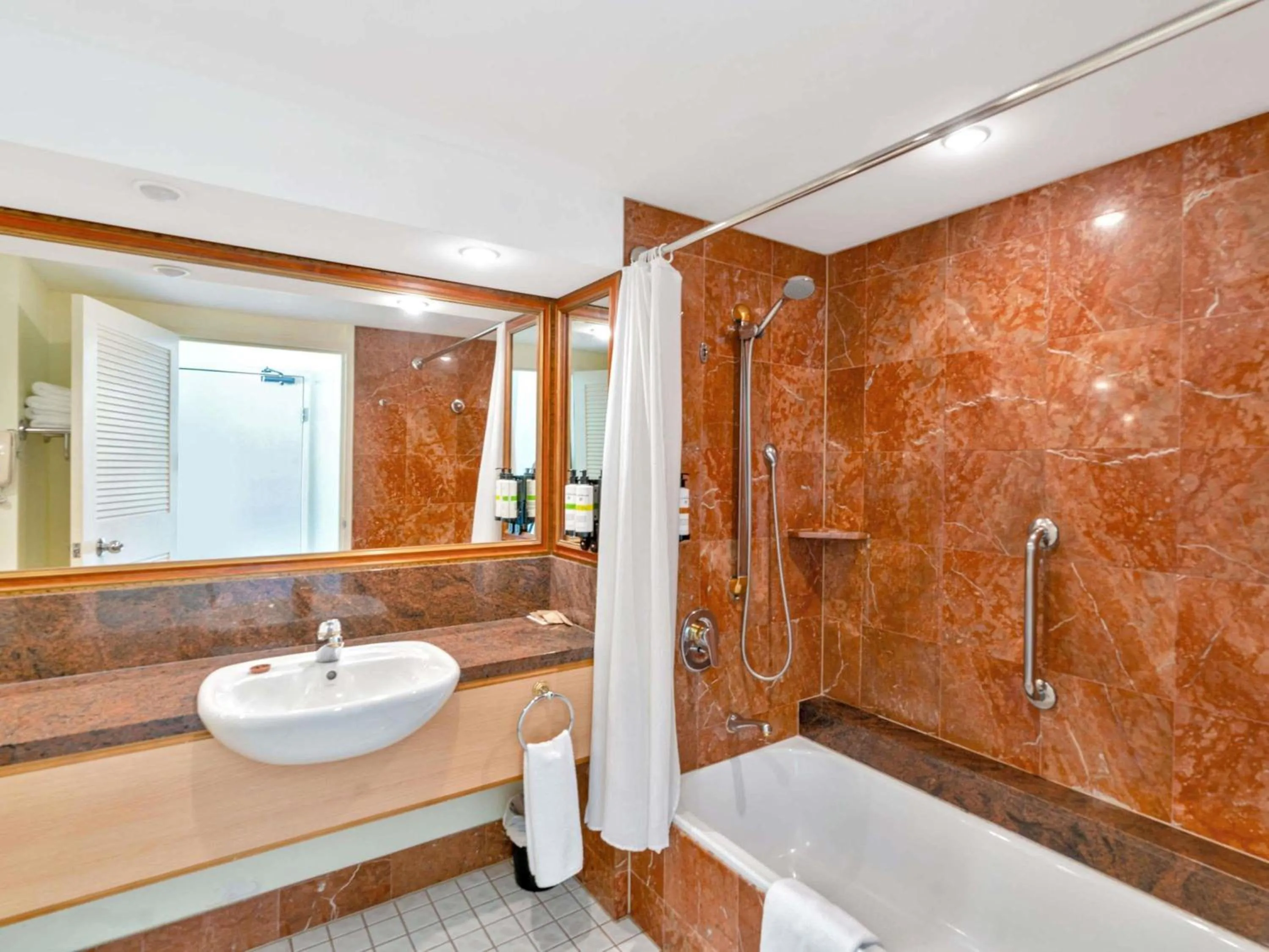 Bedroom in Pullman Cairns International