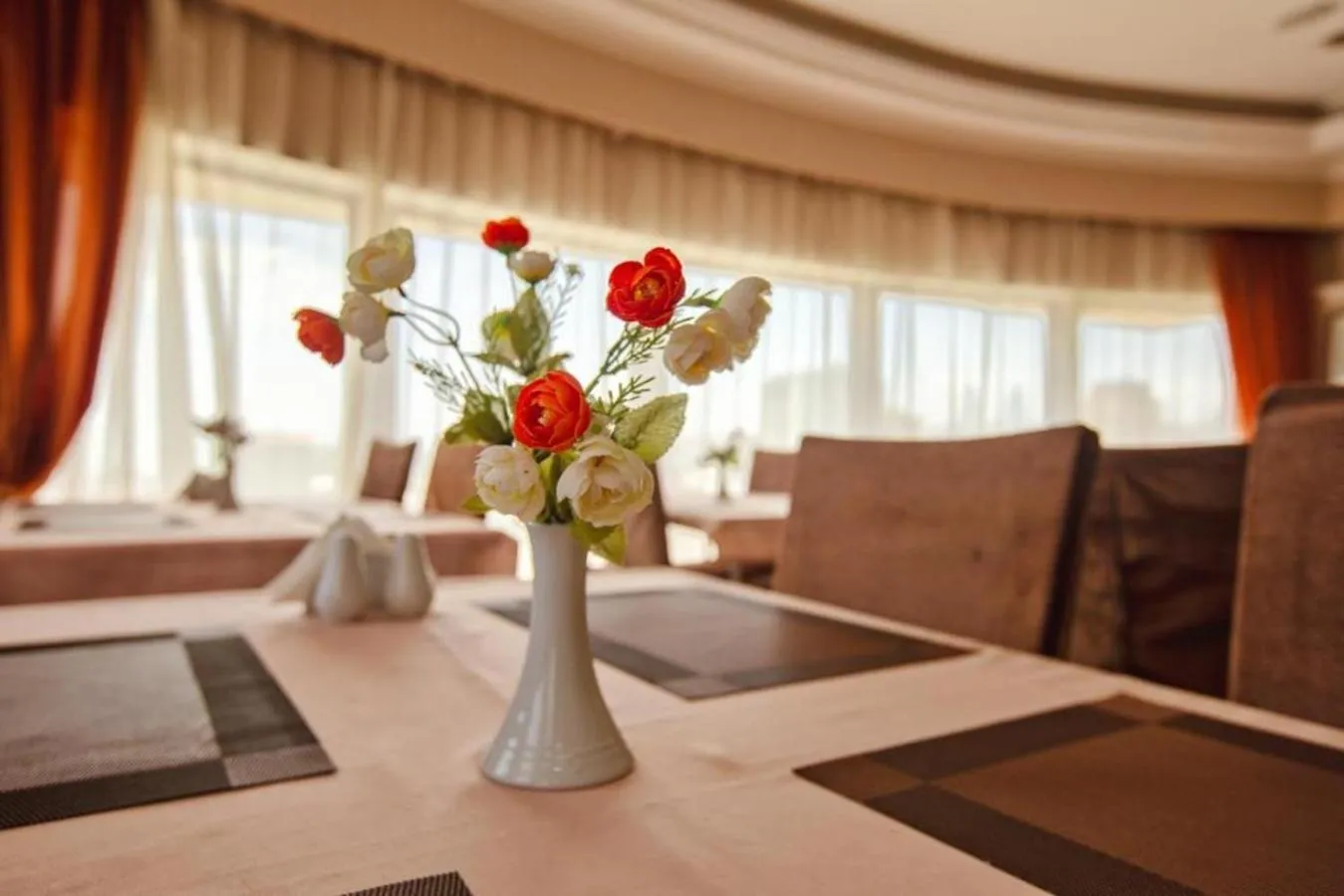 Restaurant/places to eat in Diplomat Suites Hotel