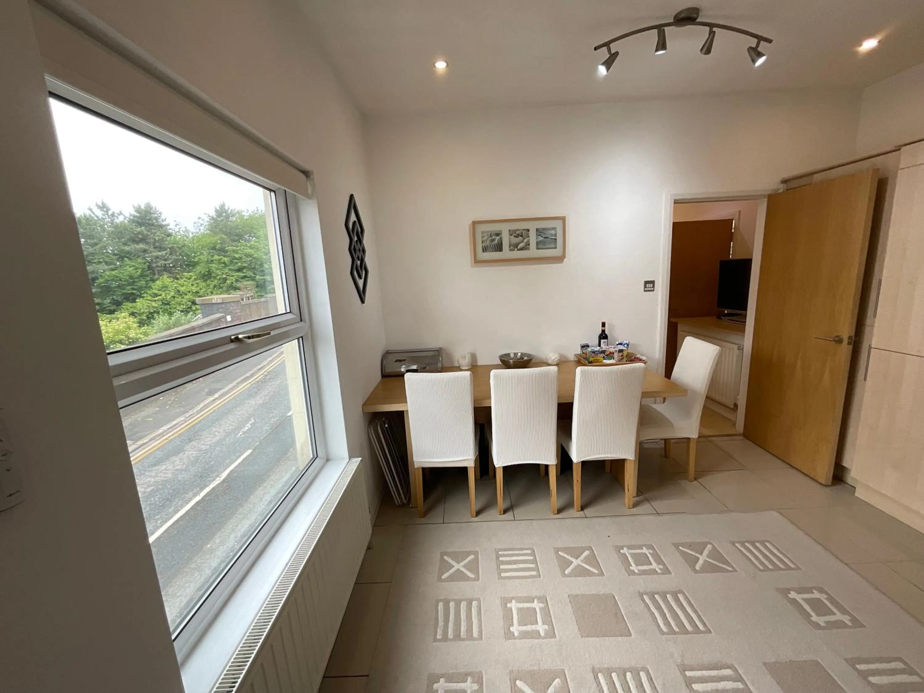 Dining area in Earle House Serviced Apartments