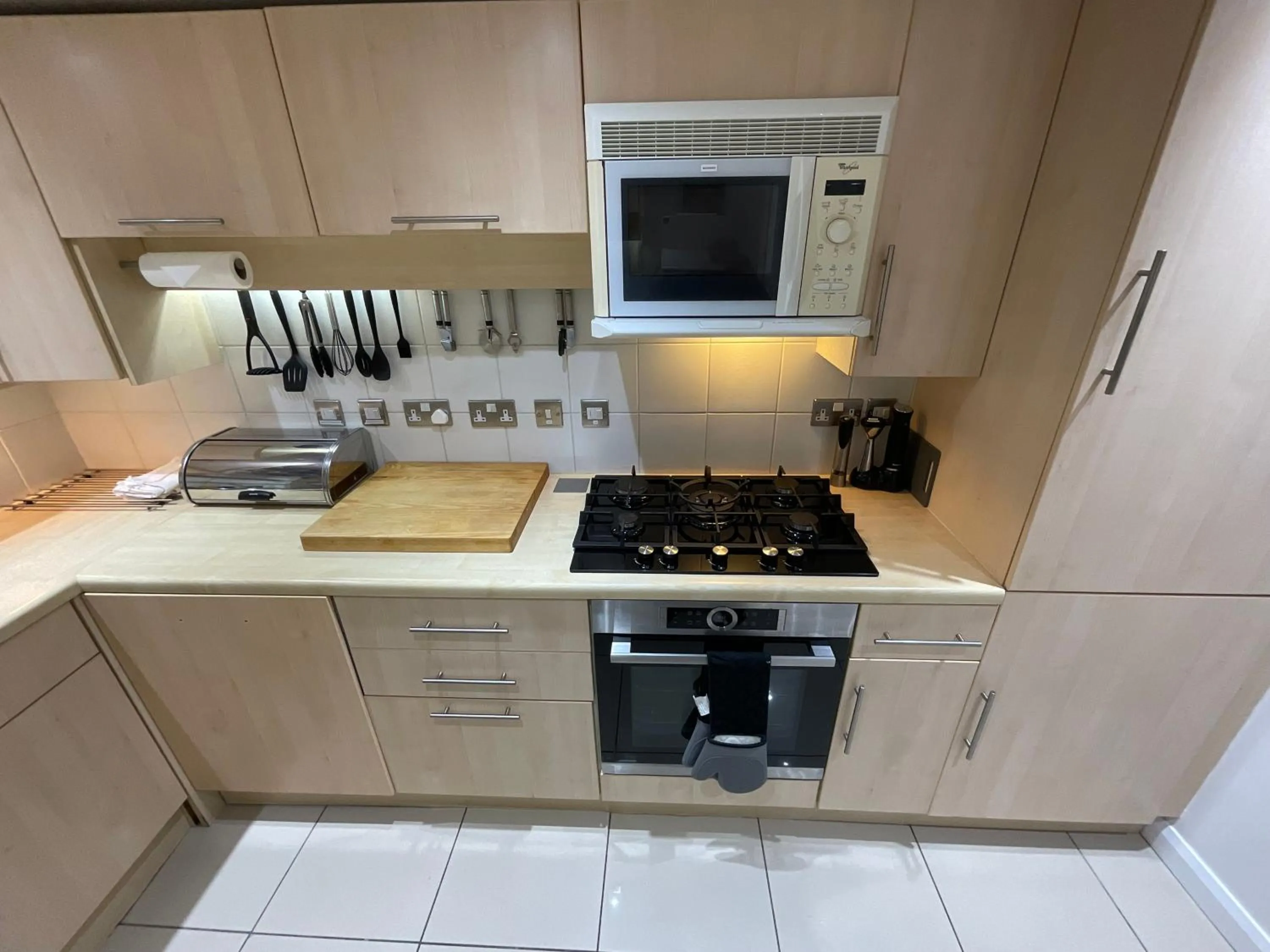 oven in Earle House Serviced Apartments