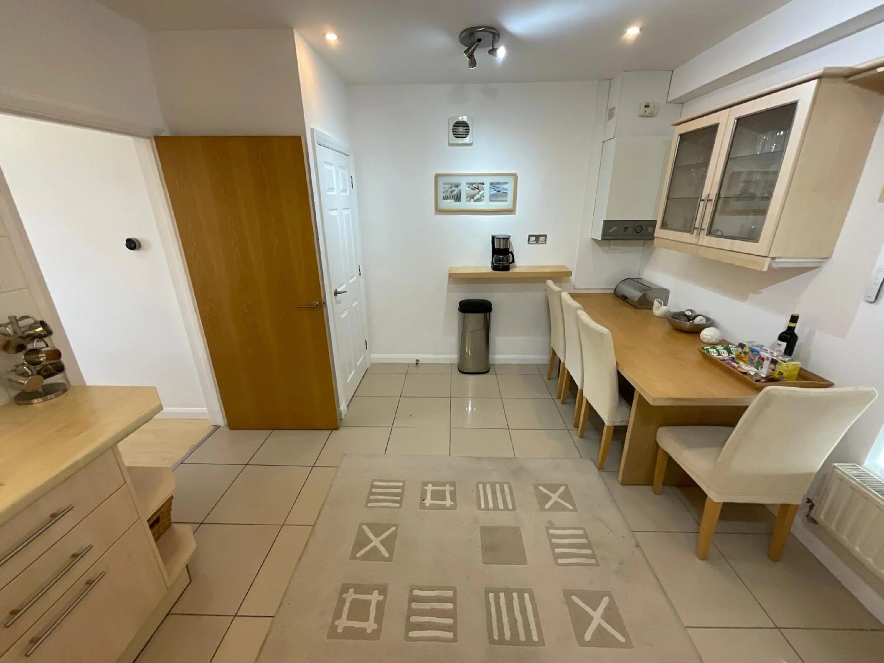 Dining area in Earle House Serviced Apartments