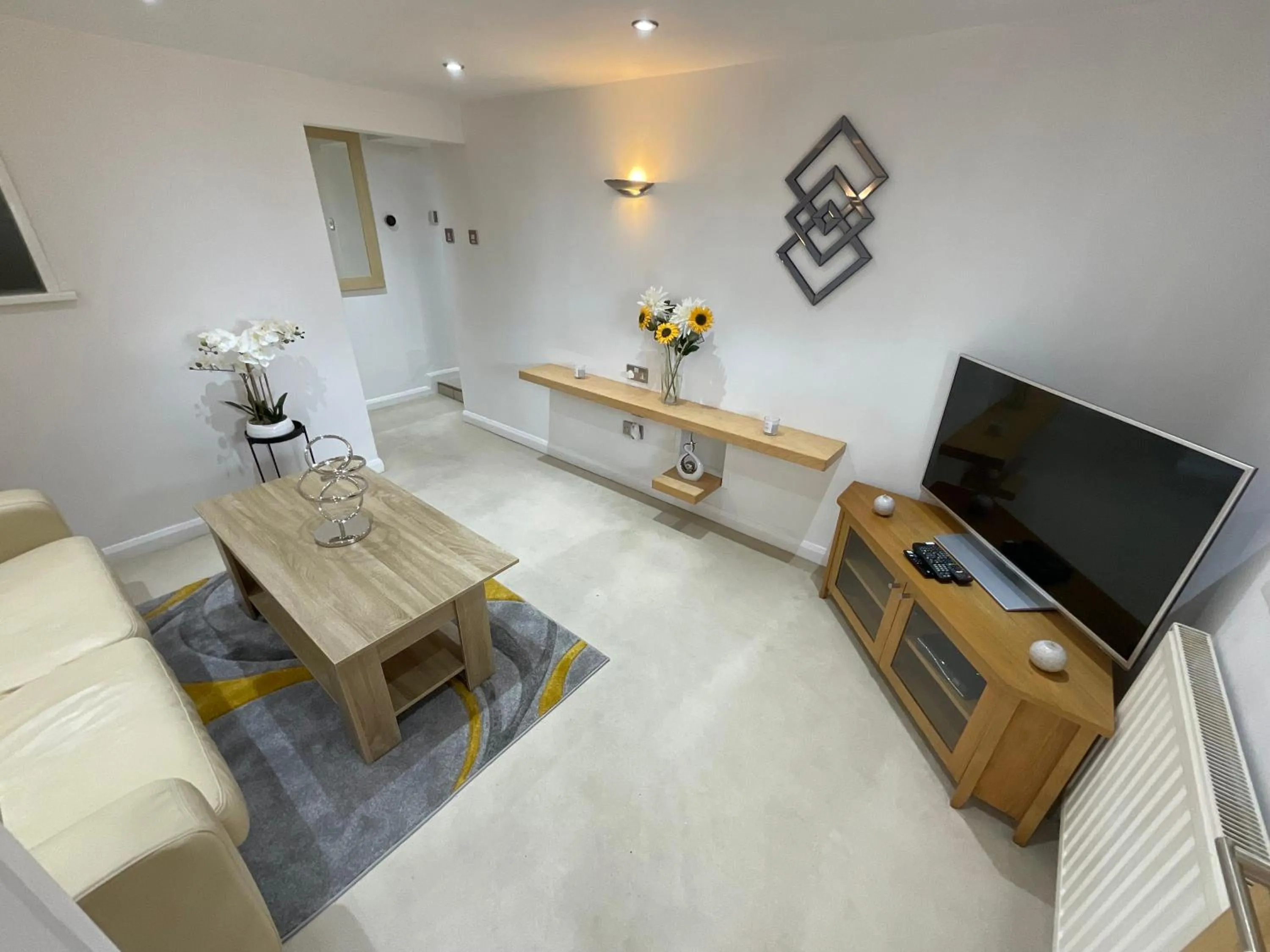 TV and multimedia in Earle House Serviced Apartments