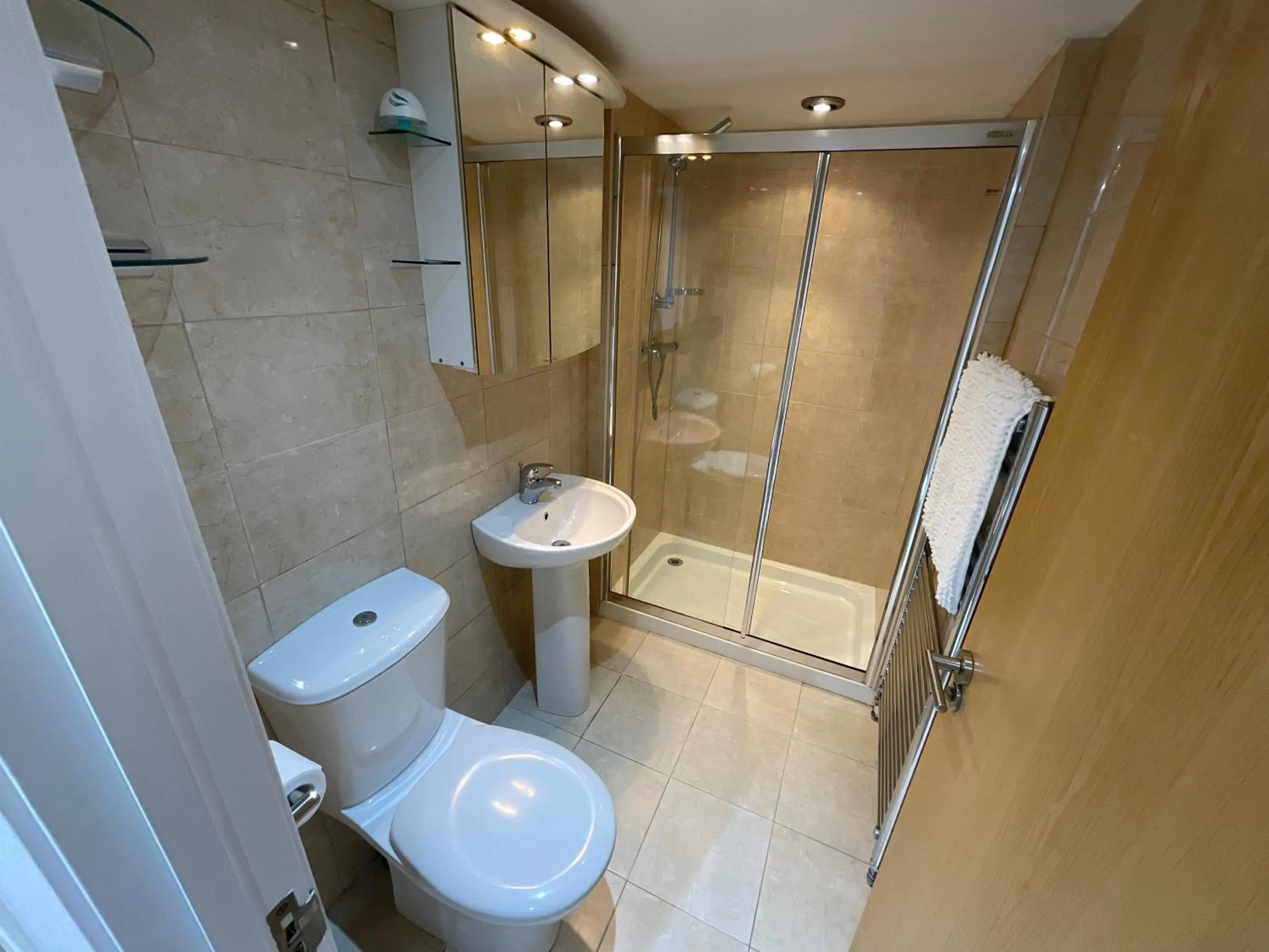 Shower in Earle House Serviced Apartments