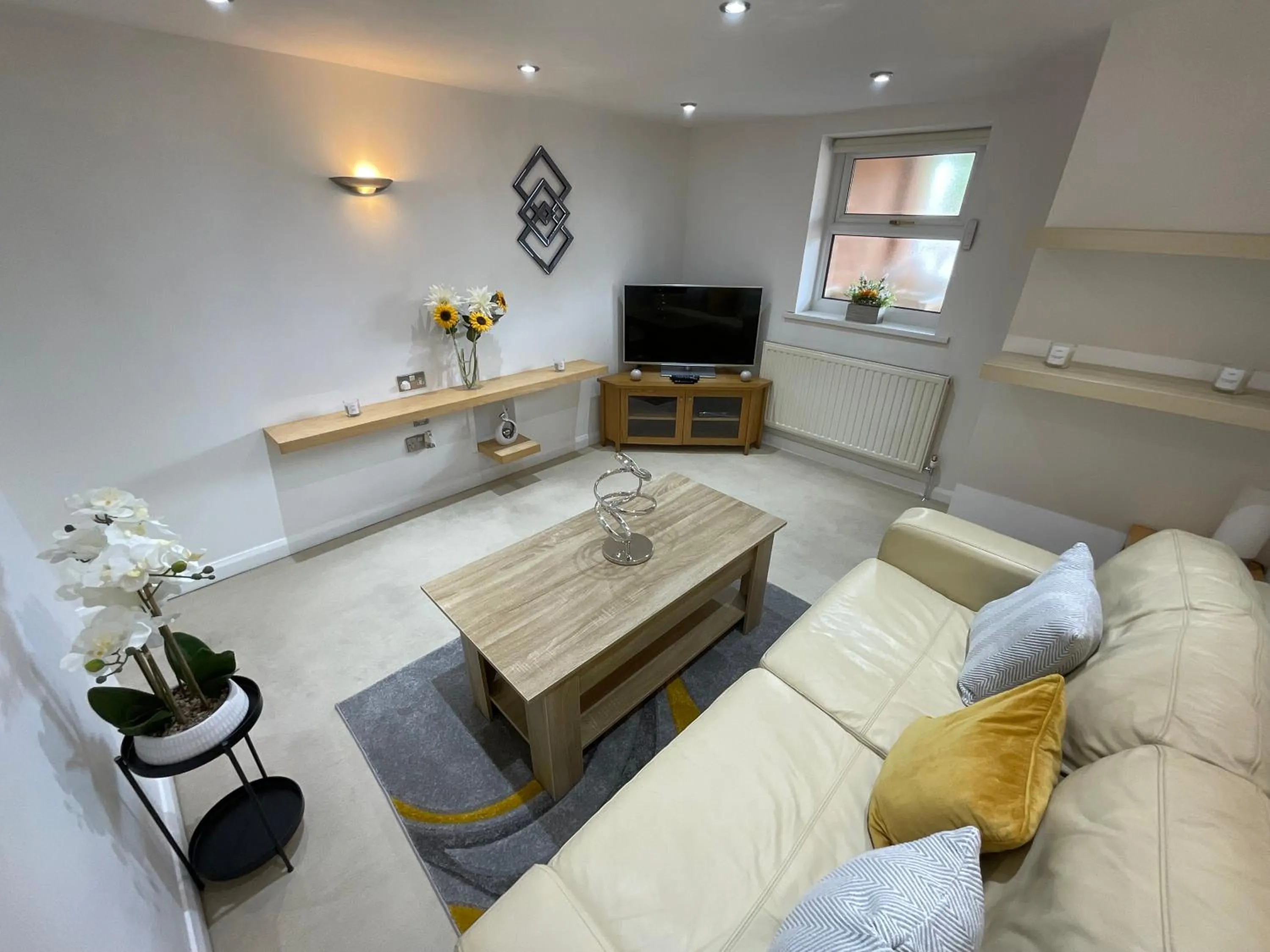 TV and multimedia in Earle House Serviced Apartments