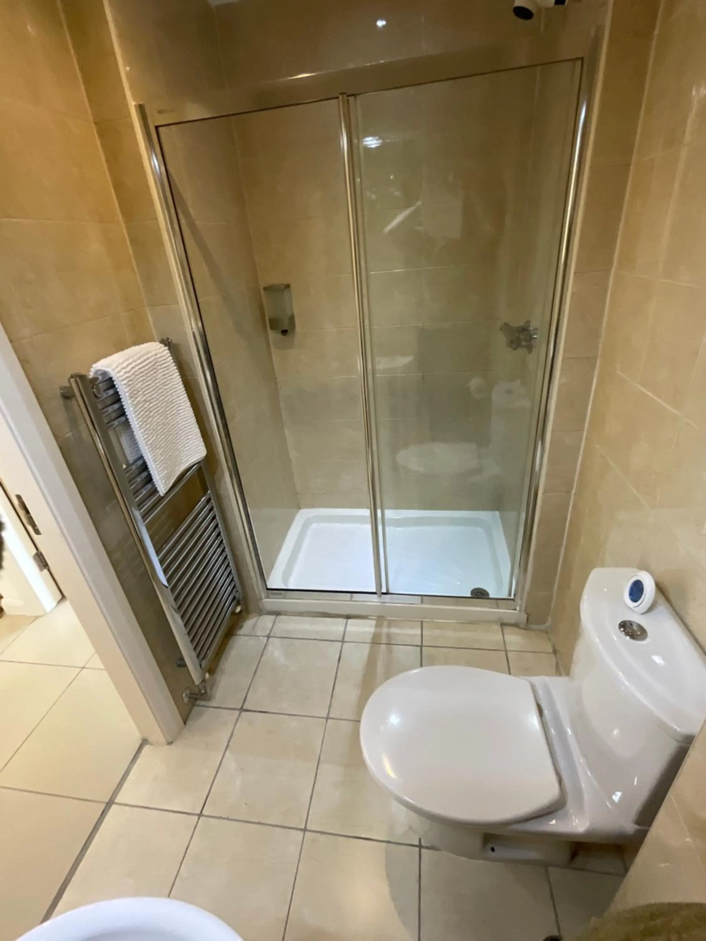 Shower in Earle House Serviced Apartments