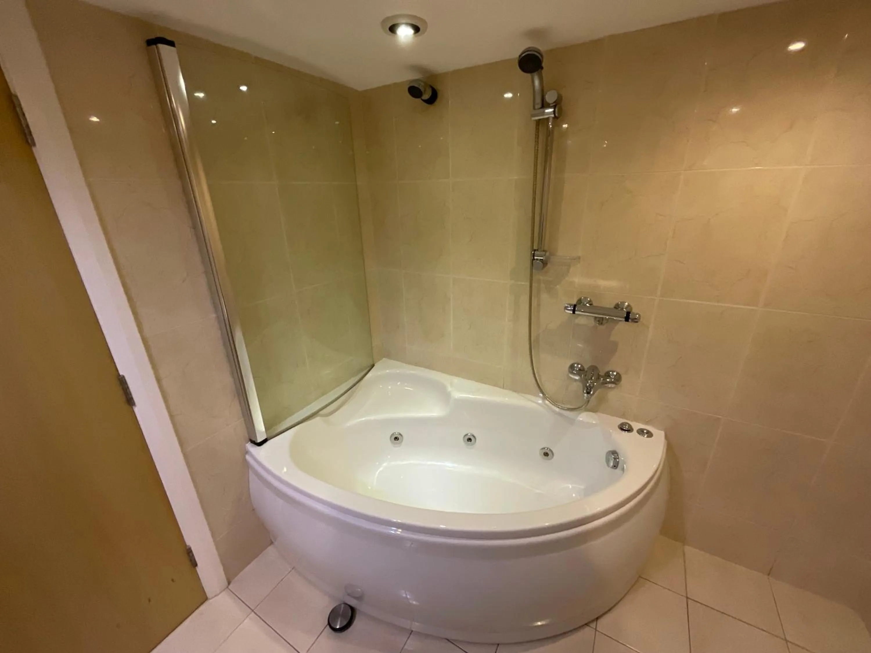 Shower in Earle House Serviced Apartments