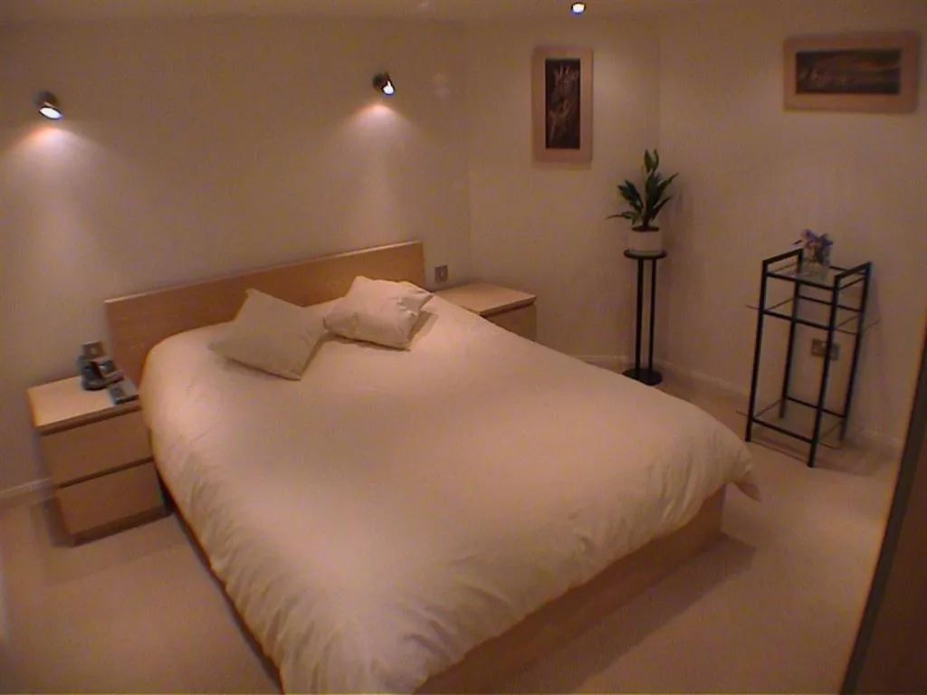 Bedroom, Bed in Earle House Serviced Apartments