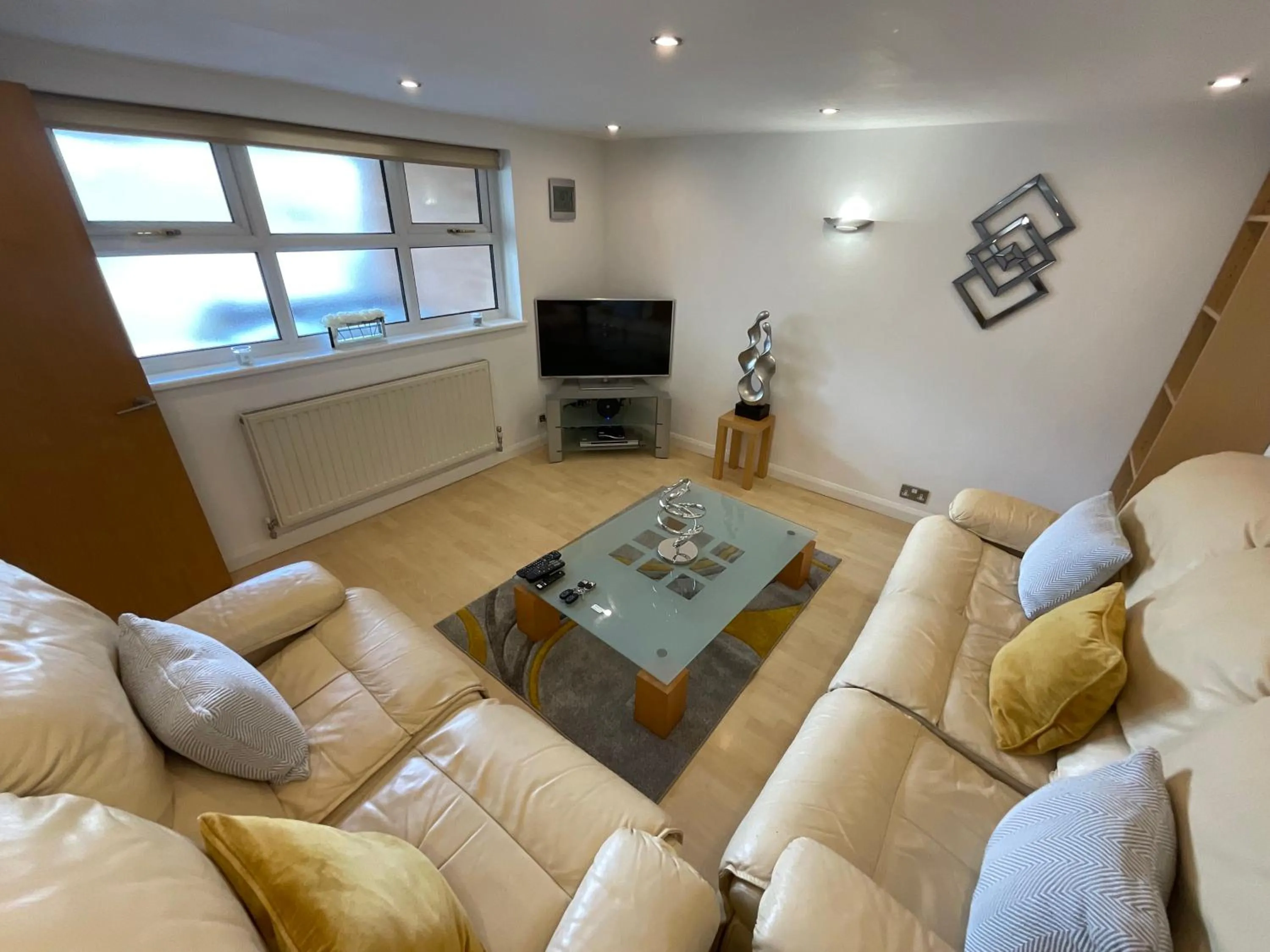 TV and multimedia in Earle House Serviced Apartments