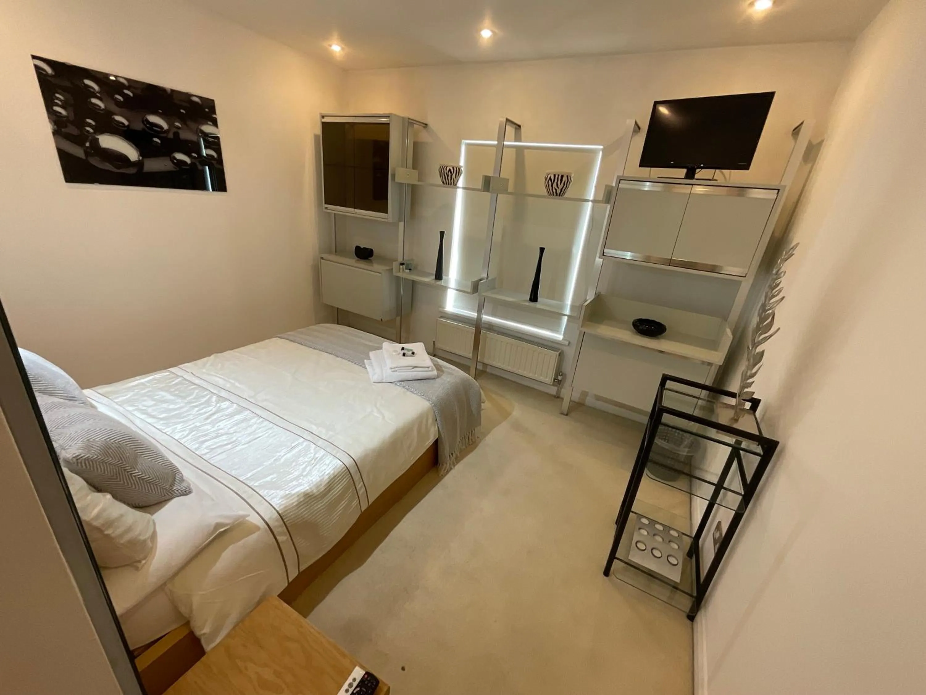 Bed in Earle House Serviced Apartments