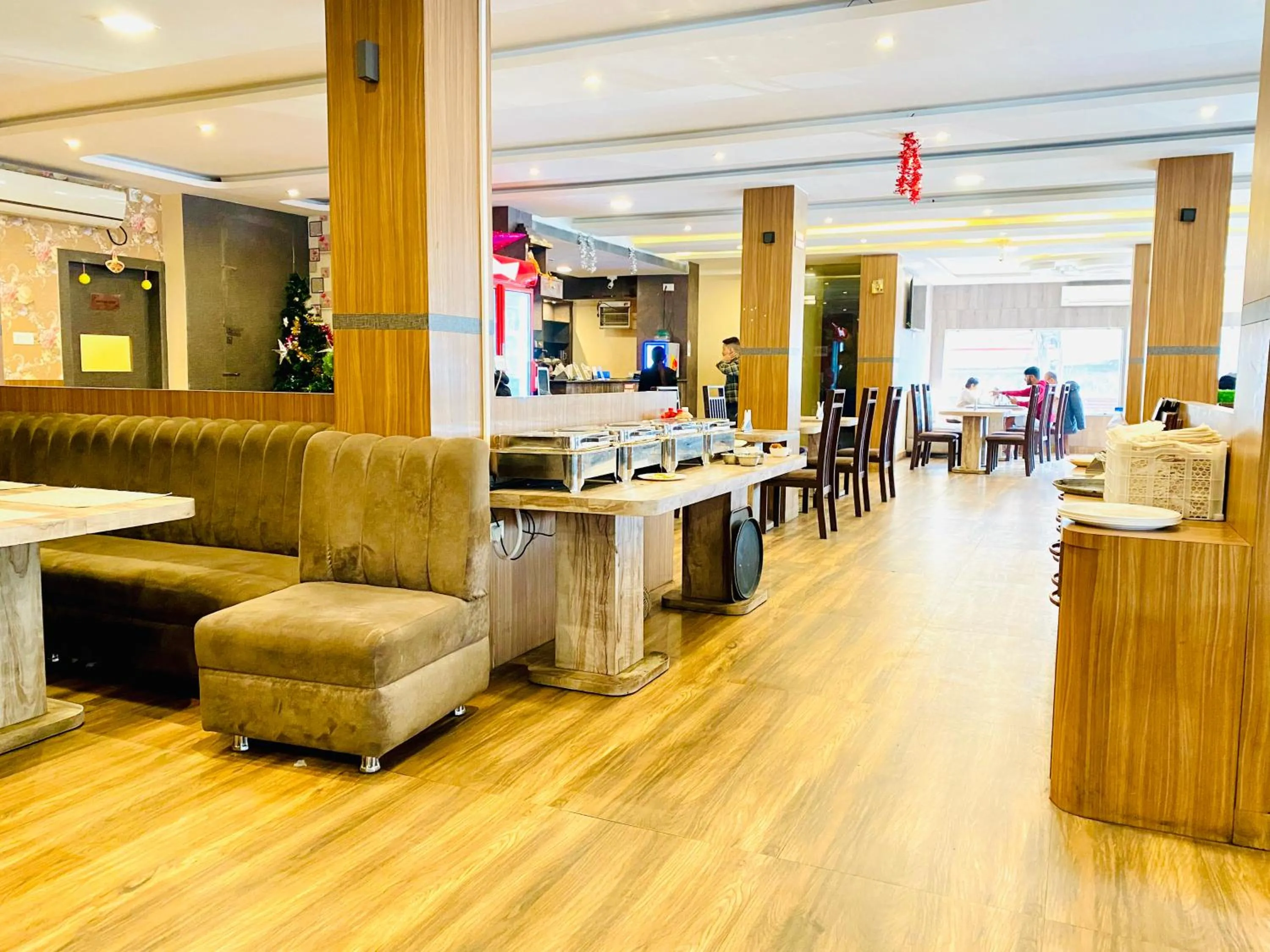 Restaurant/places to eat in Hotel Saayein Residency