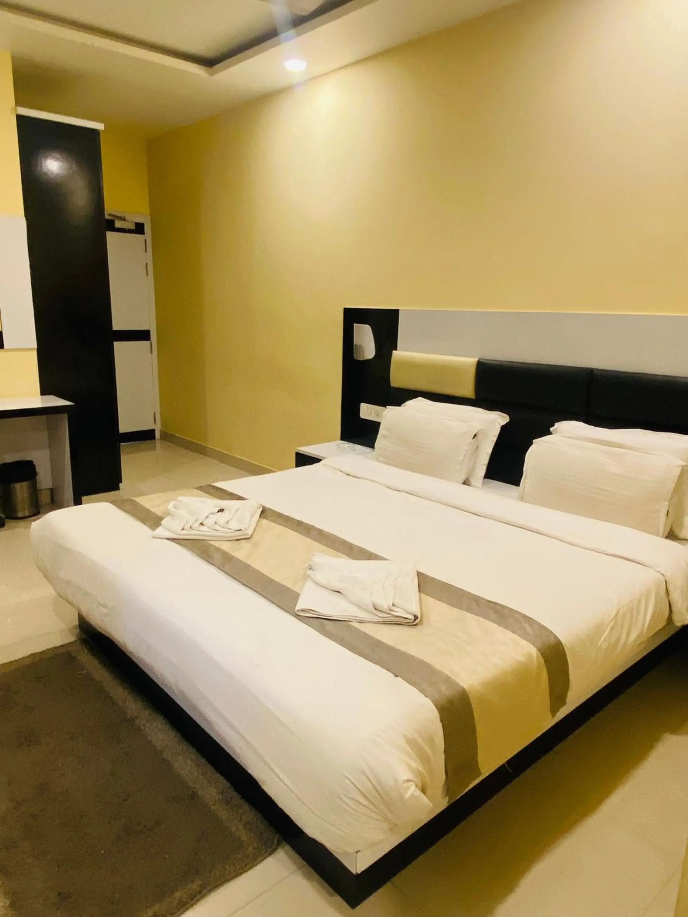 Bed in Hotel Saayein Residency