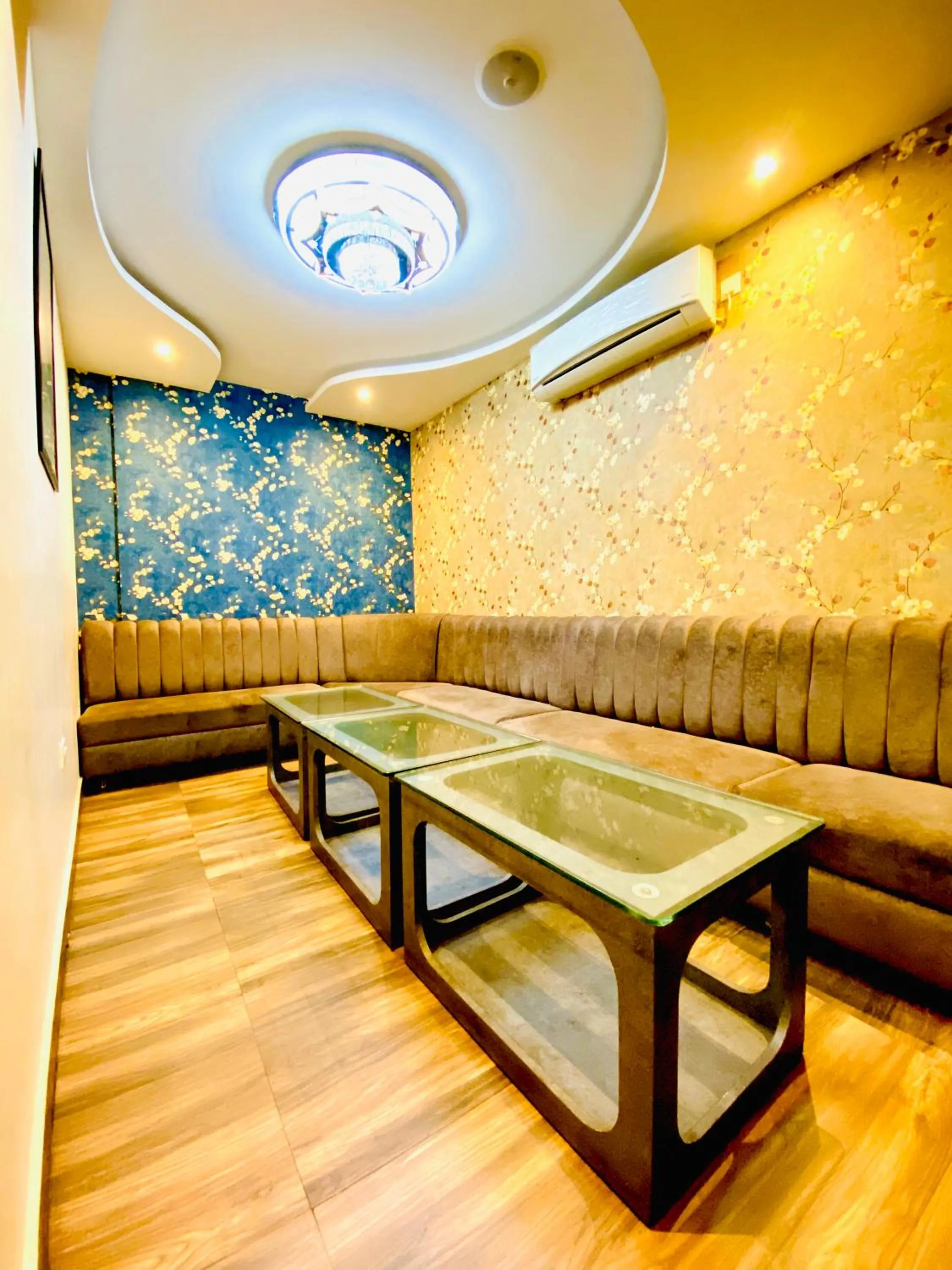 Restaurant/places to eat in Hotel Saayein Residency