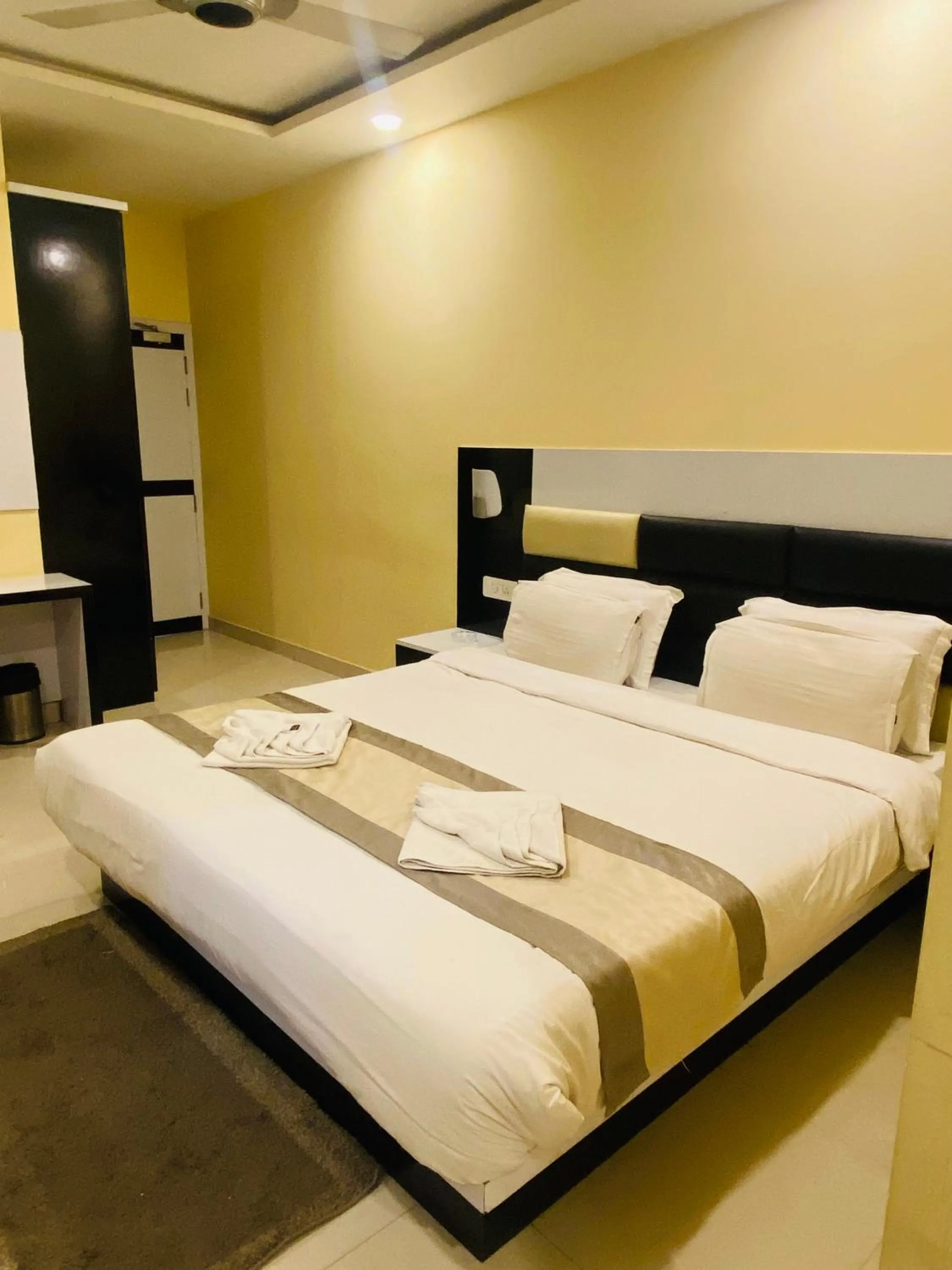 Bed in Hotel Saayein Residency