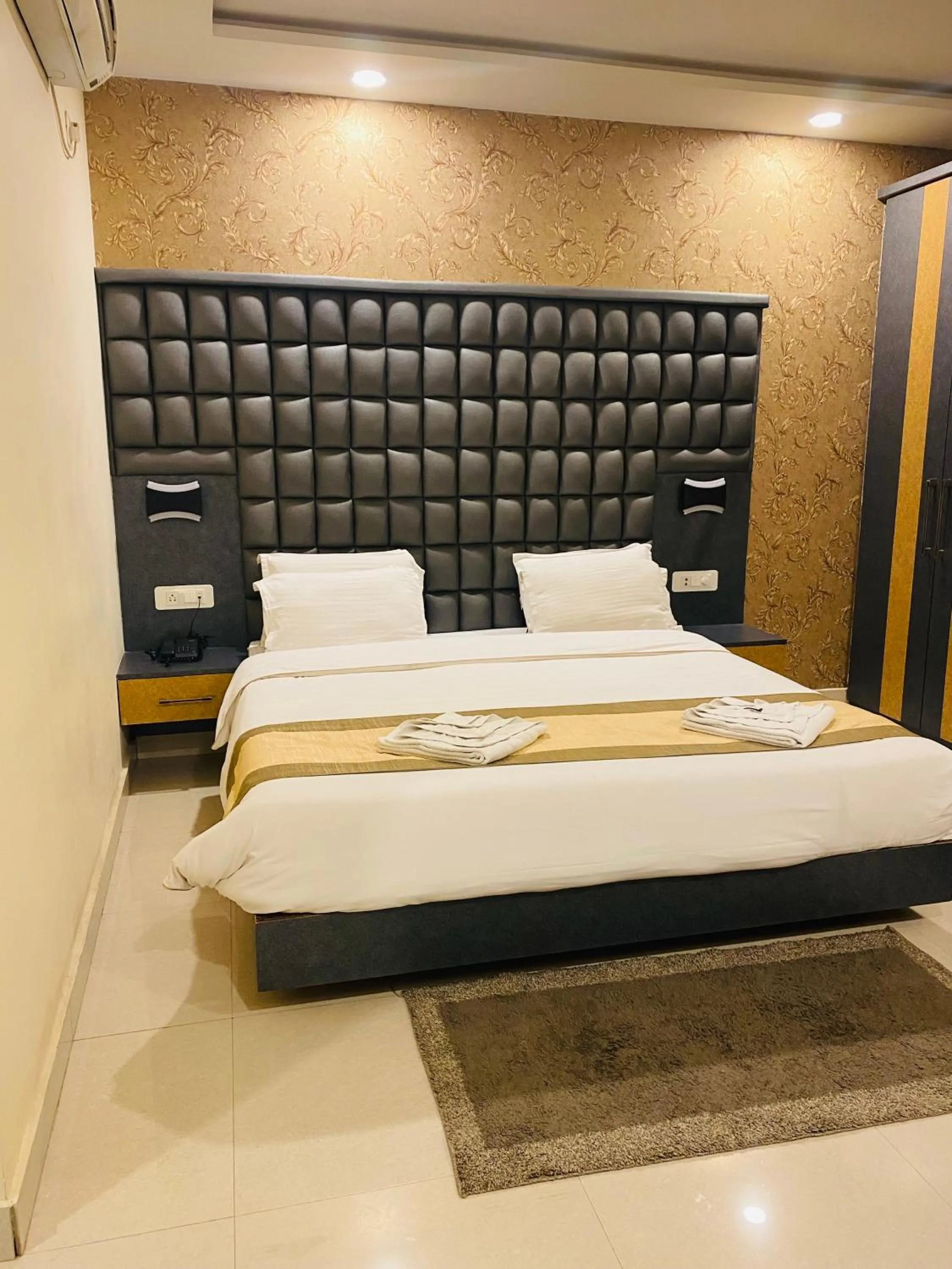 Photo of the whole room, Bed in Hotel Saayein Residency