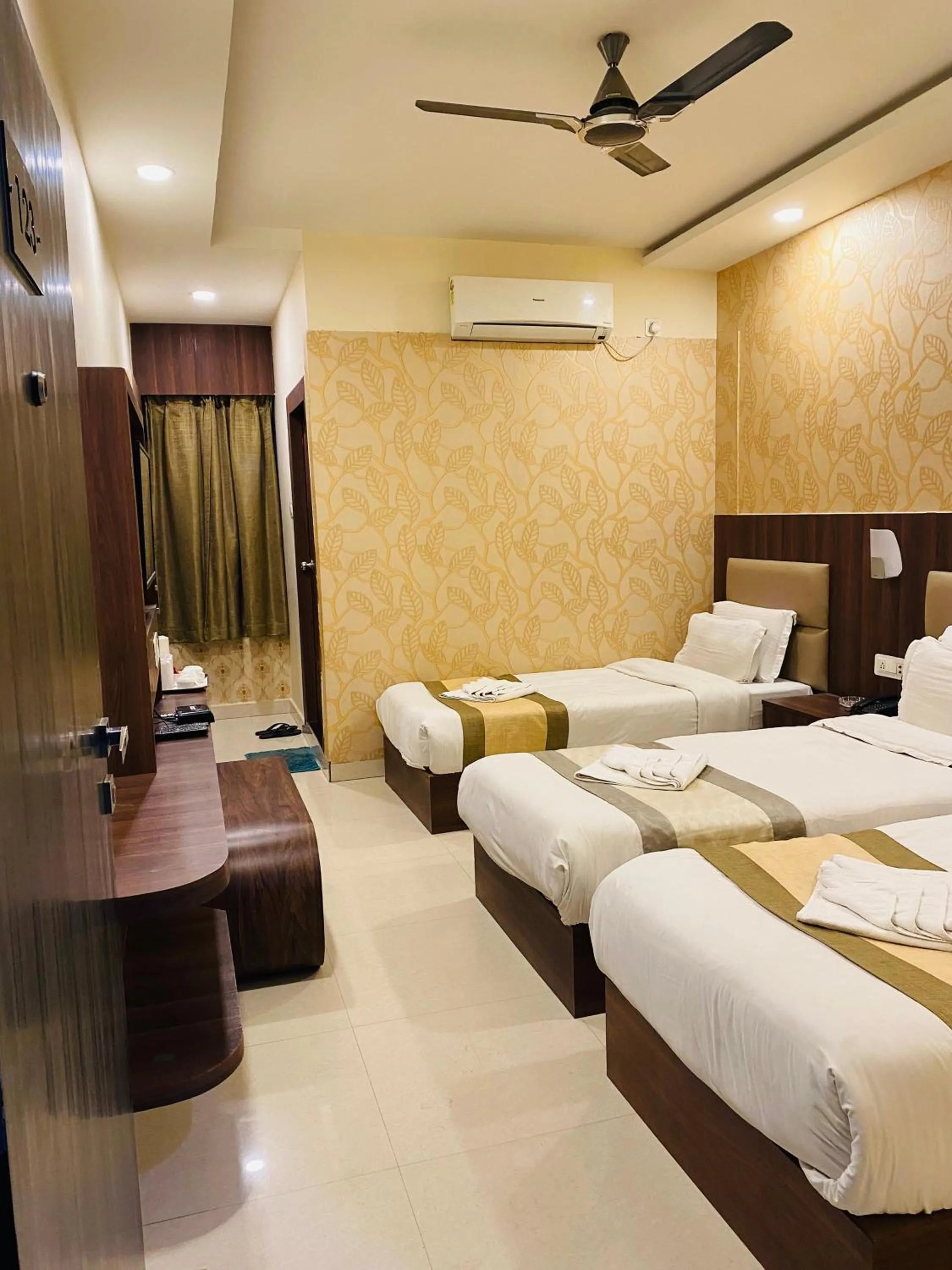 Bed in Hotel Saayein Residency