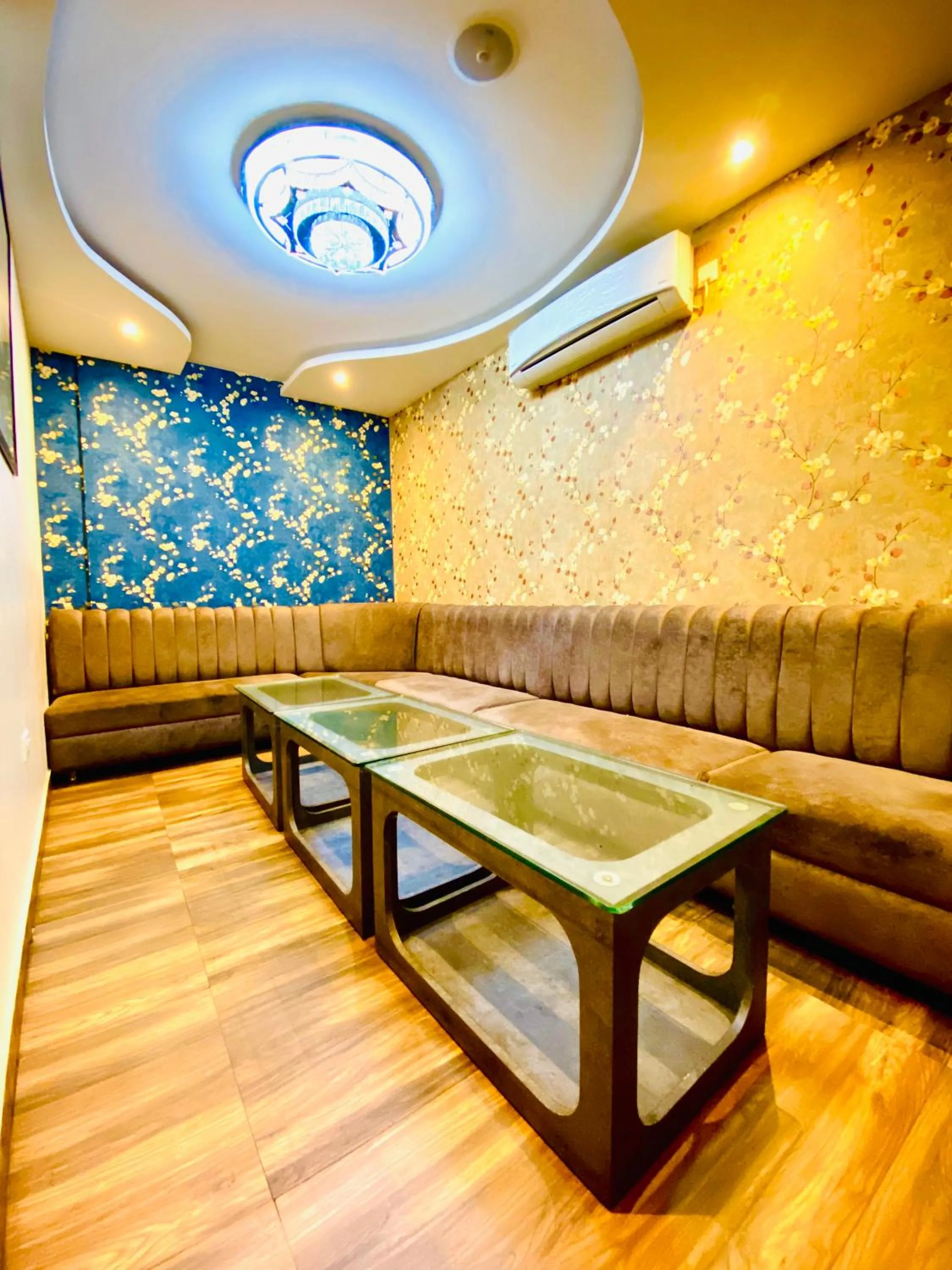 Restaurant/places to eat in Hotel Saayein Residency