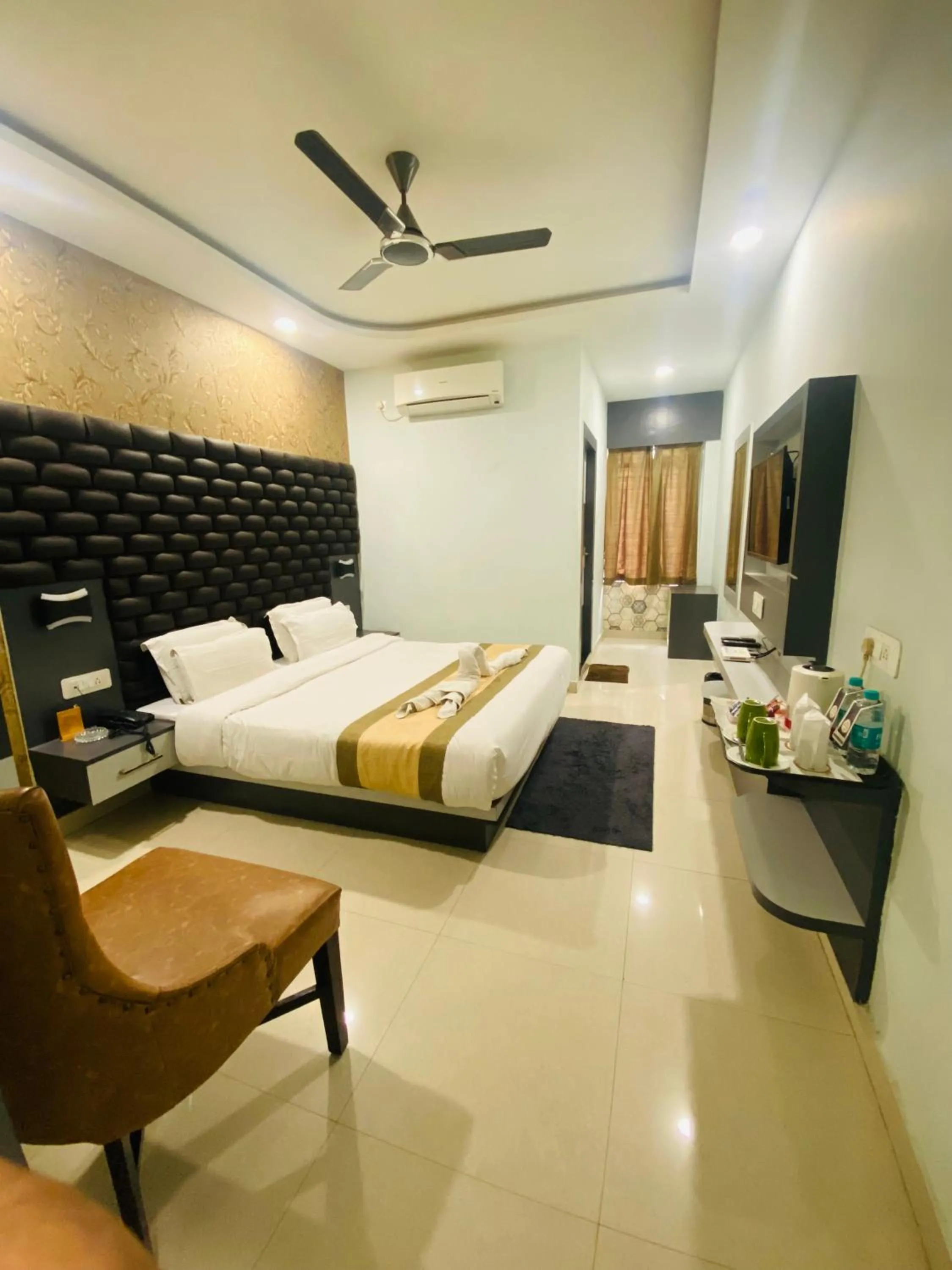 Bed in Hotel Saayein Residency