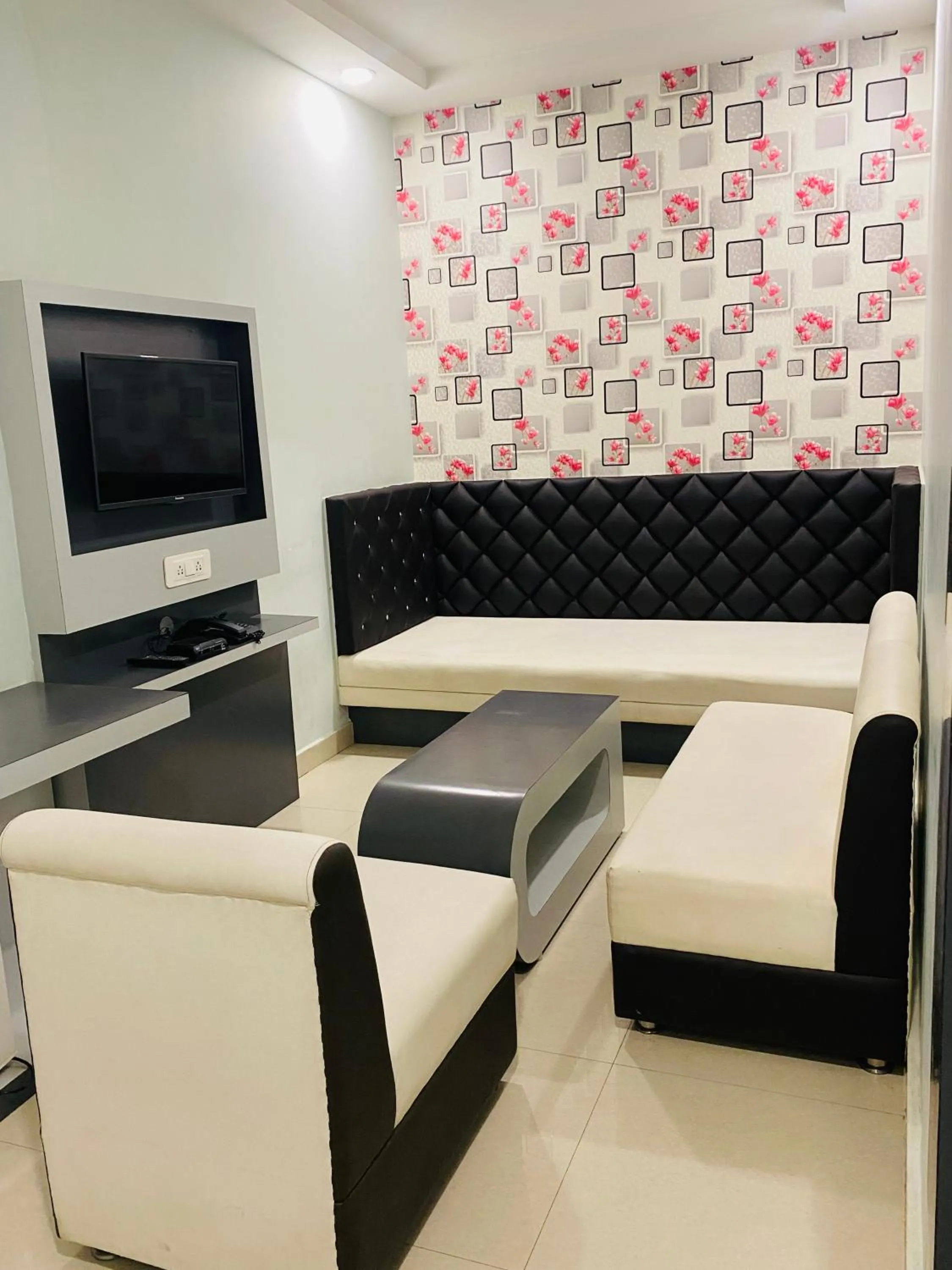 Bed in Hotel Saayein Residency