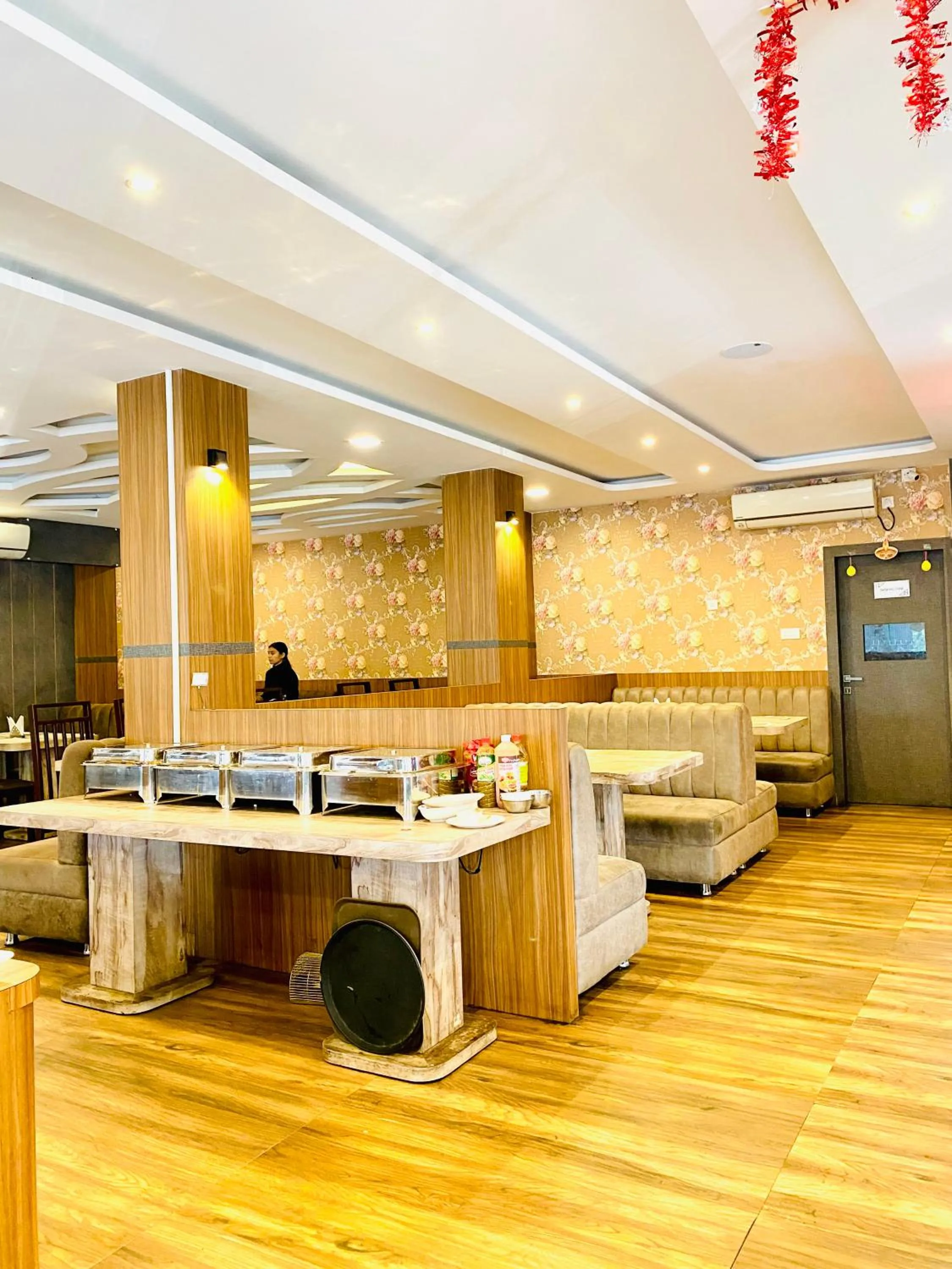 Restaurant/places to eat in Hotel Saayein Residency