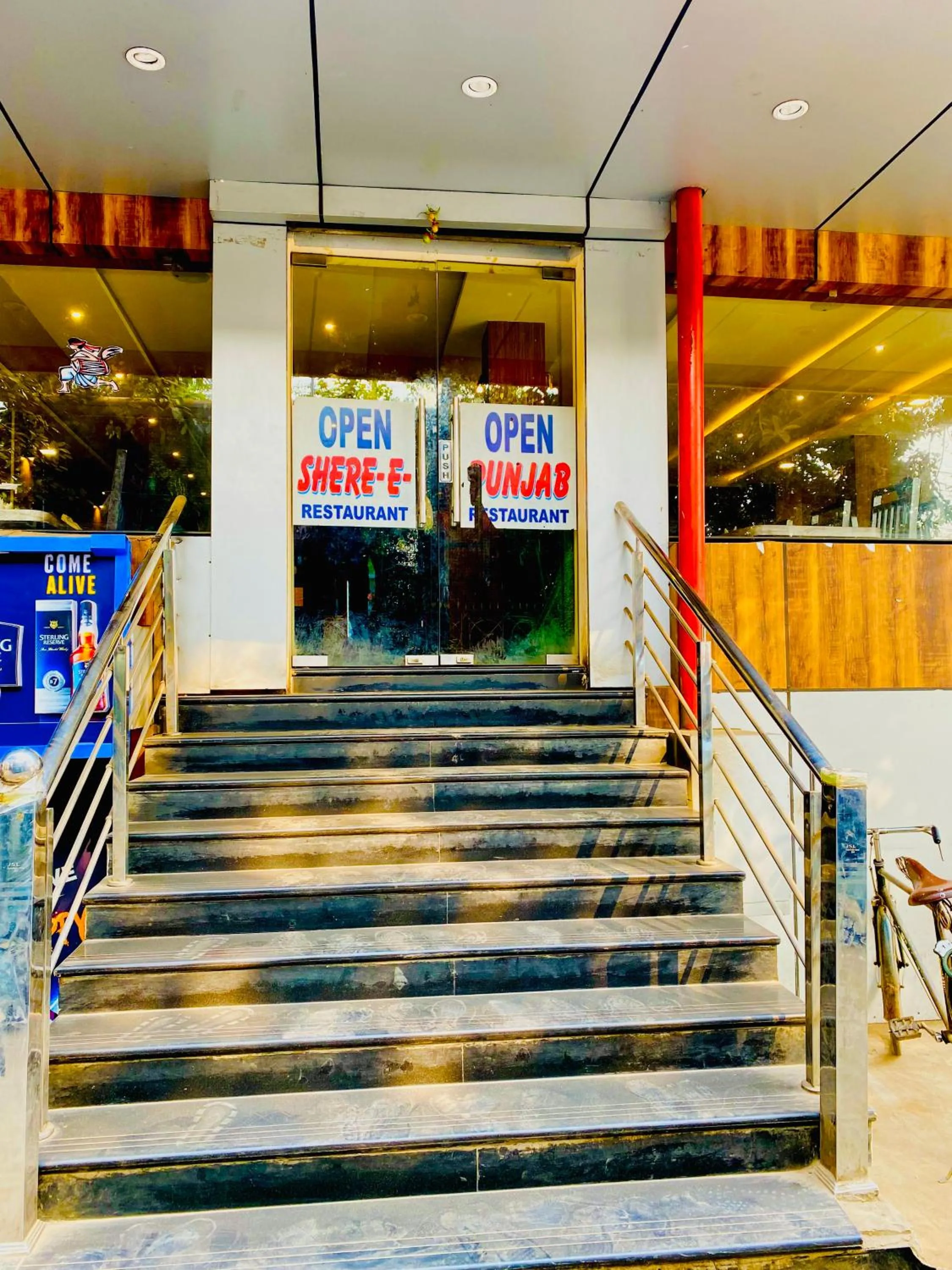 Restaurant/places to eat in Hotel Saayein Residency