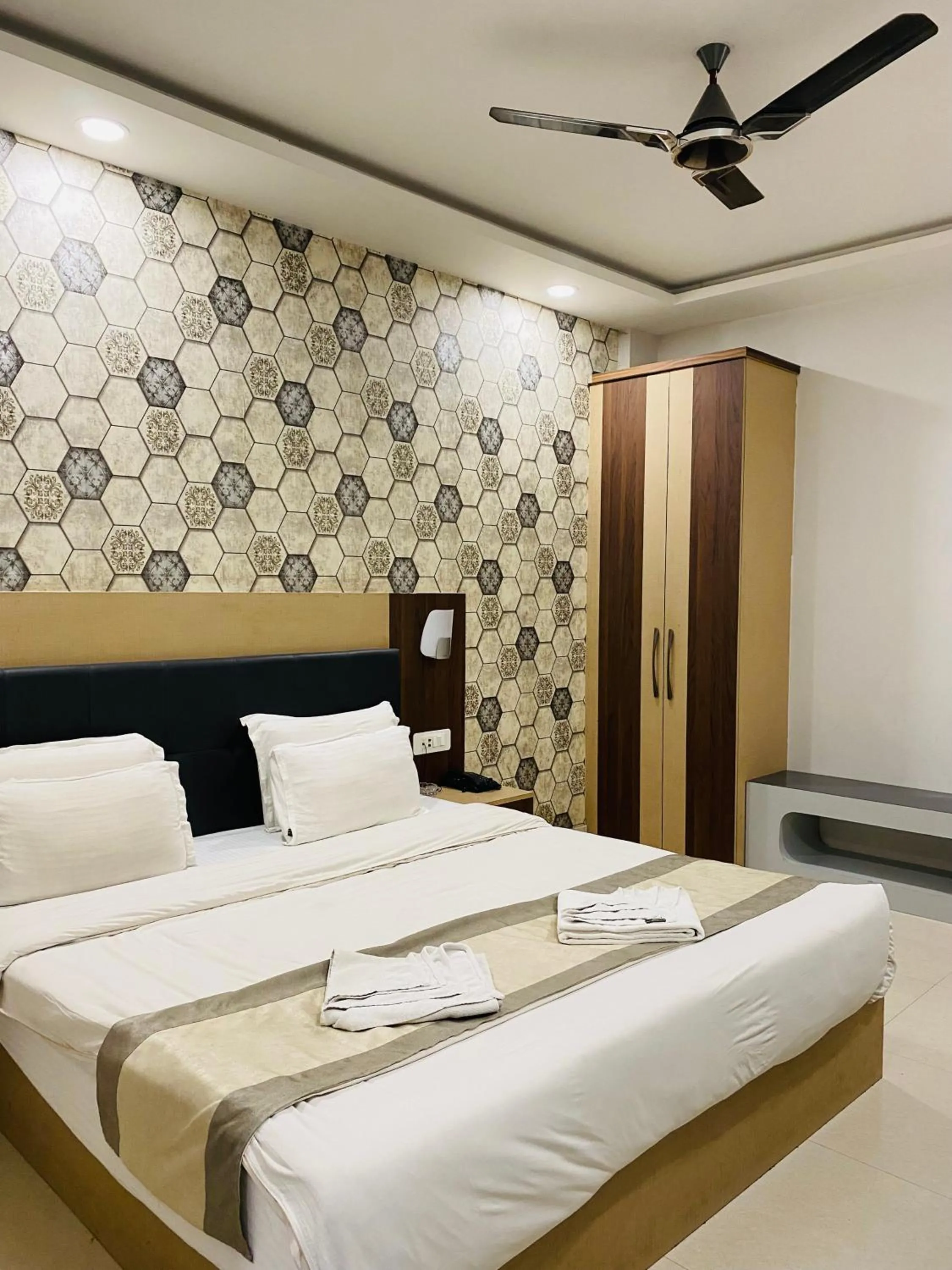 Bed in Hotel Saayein Residency