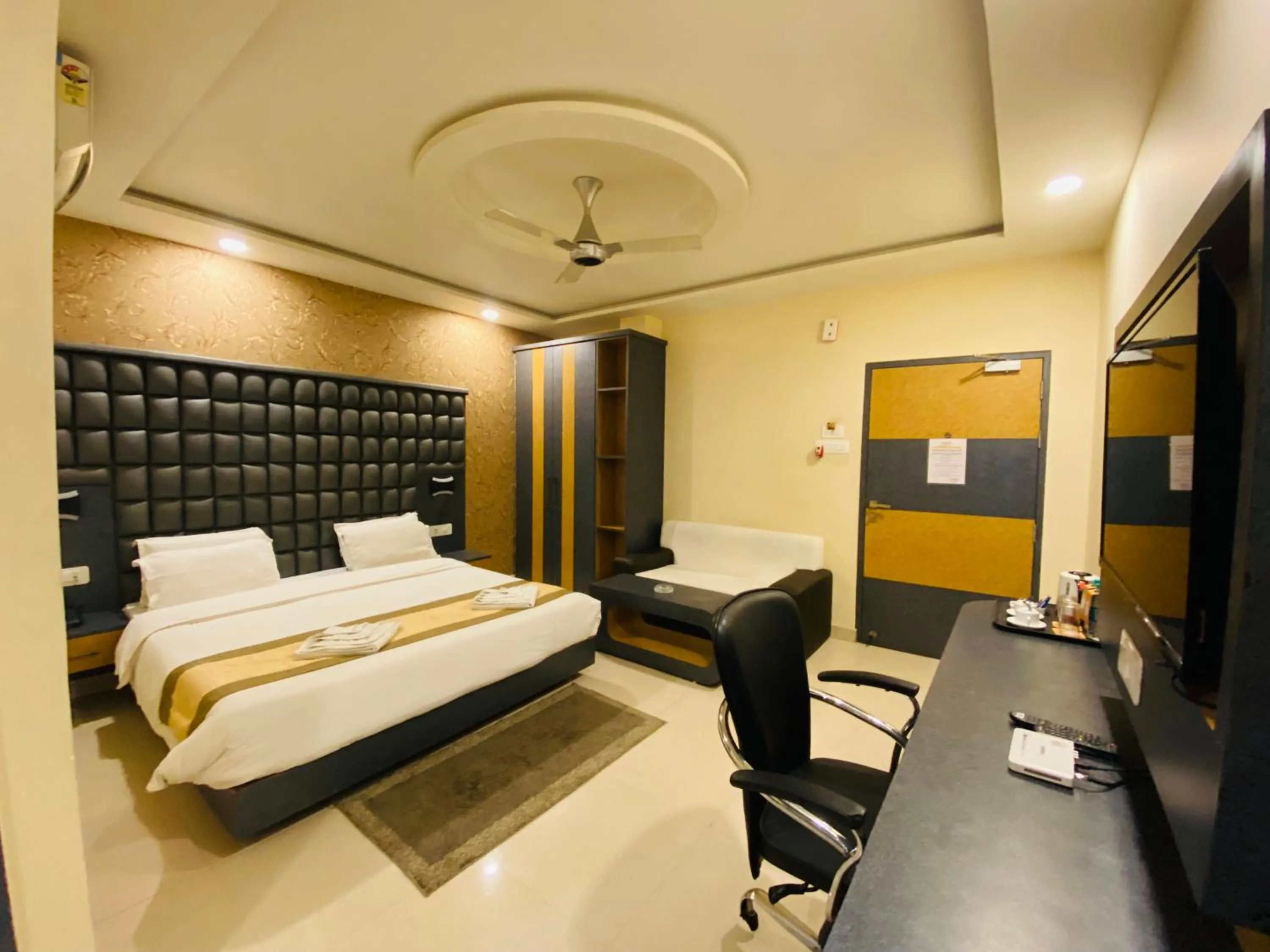 Bedroom, Bed in Hotel Saayein Residency