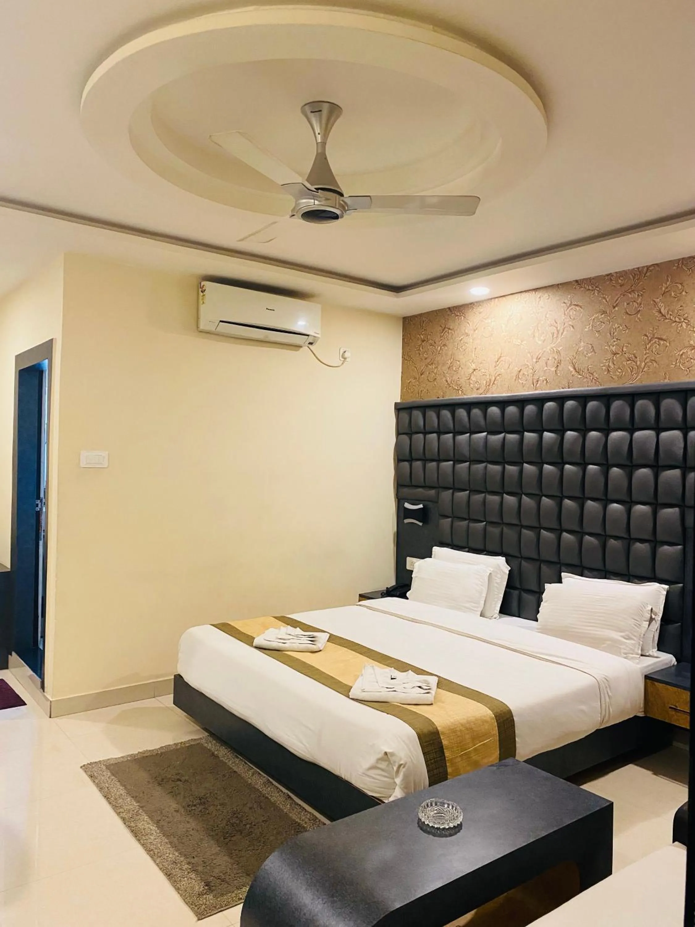 Bed in Hotel Saayein Residency