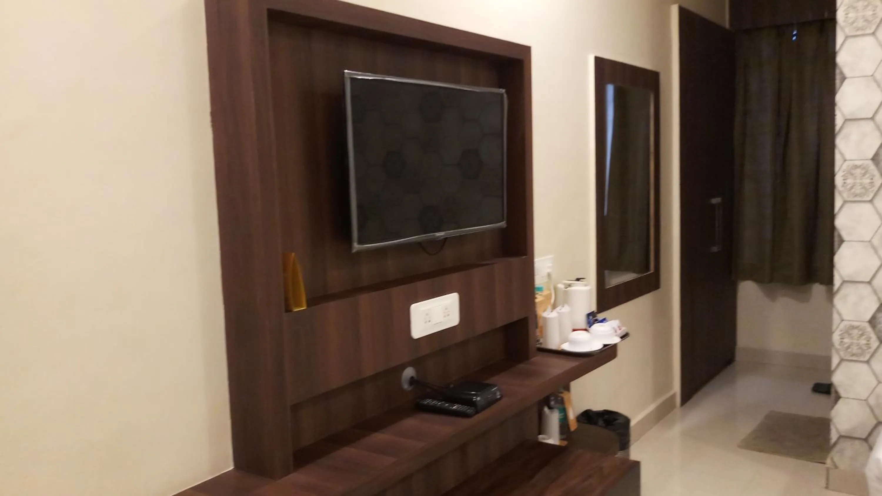 TV and multimedia in Hotel Saayein Residency