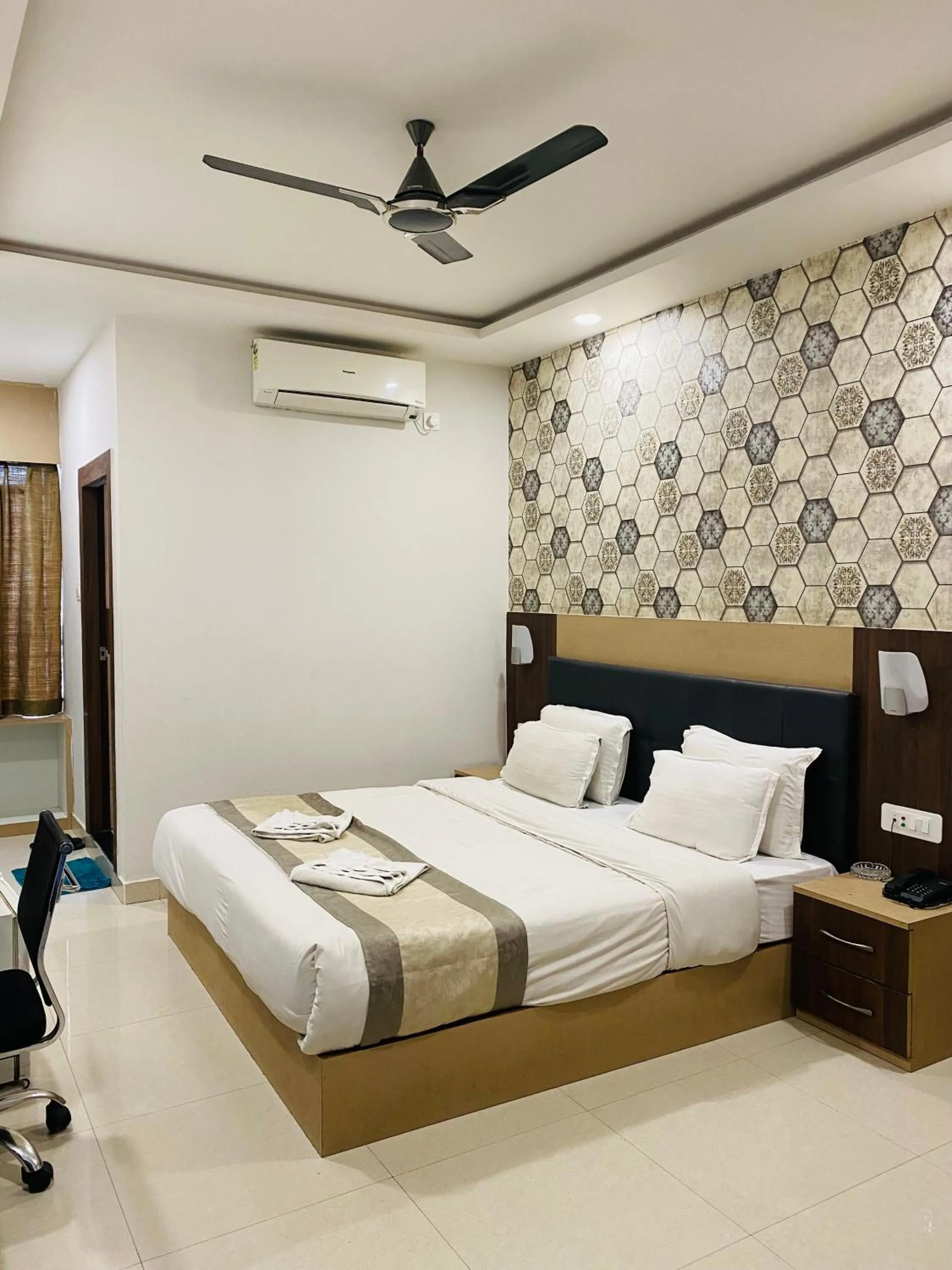 Photo of the whole room, Bed in Hotel Saayein Residency