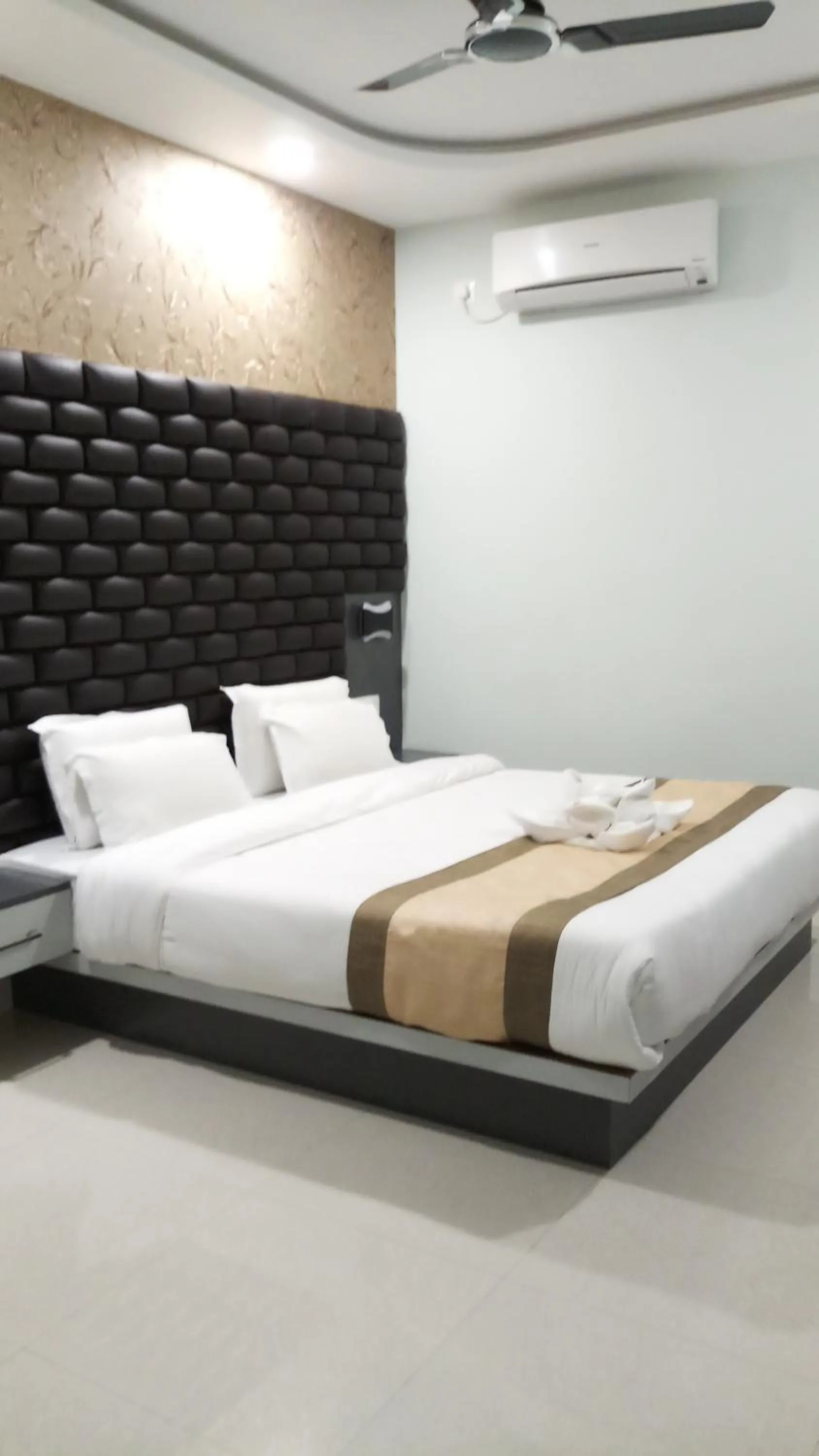 Photo of the whole room, Bed in Hotel Saayein Residency