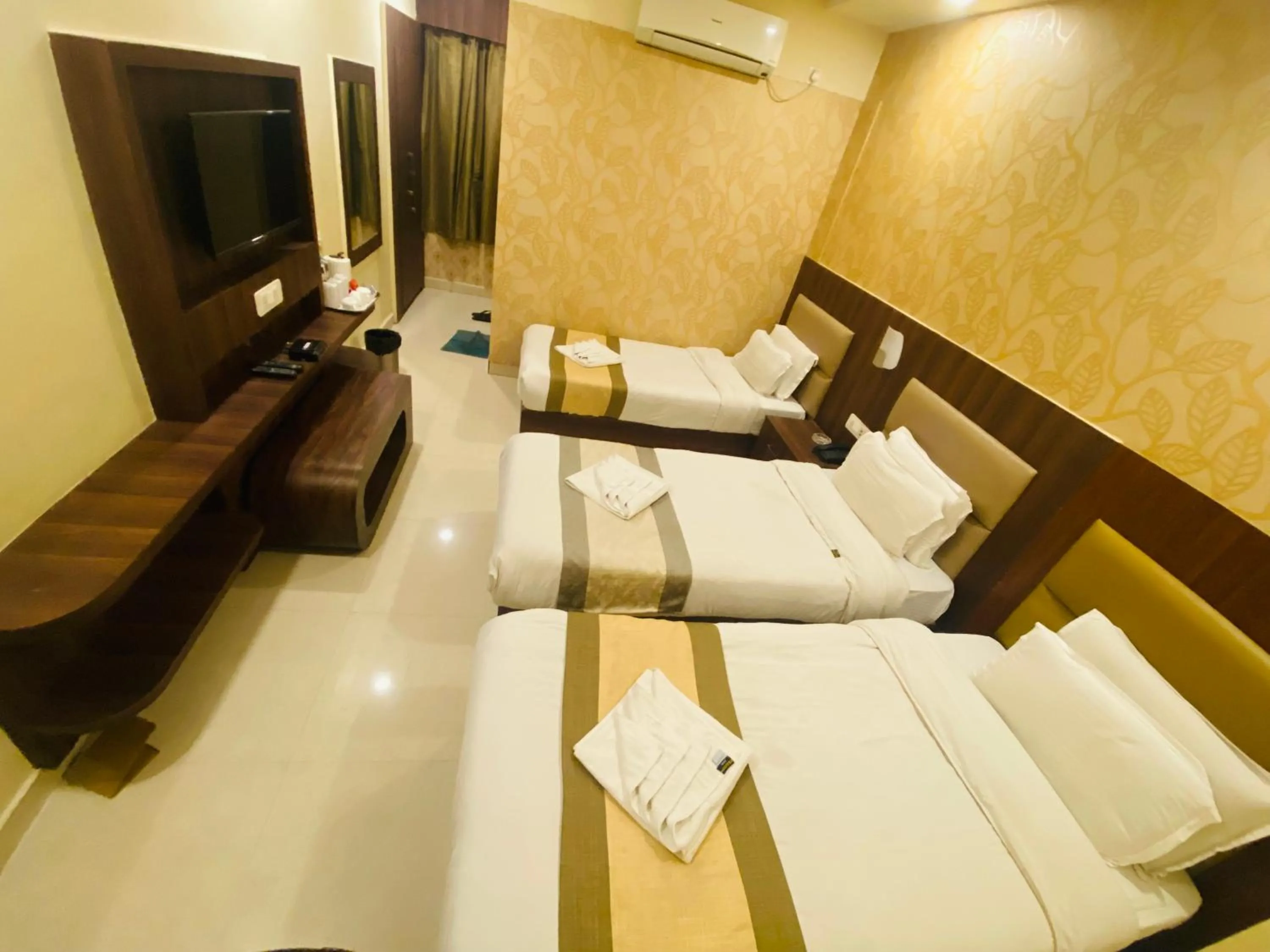 Bed in Hotel Saayein Residency