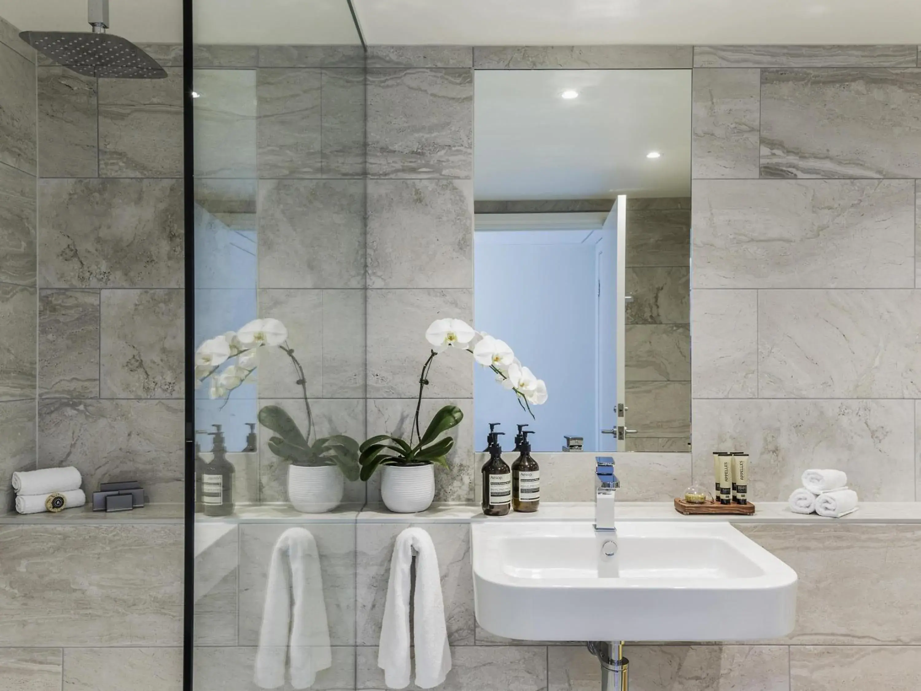 One-Bedroom Deluxe Apartment with City & River Views in Quay West Suites Melbourne One-Bedroom Deluxe Apartment with City & River Views in Quay West Suites Melbourne