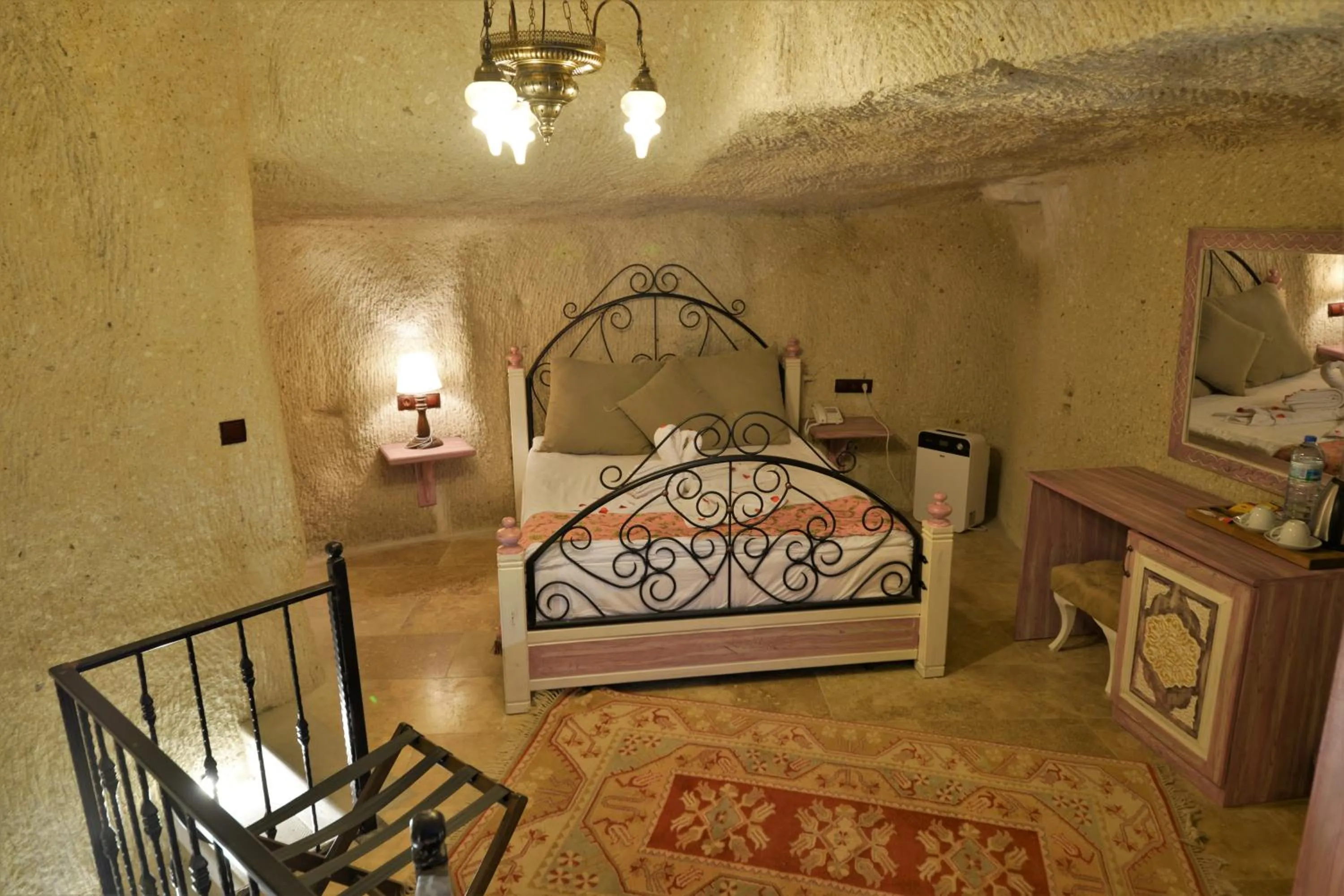 Bedroom, Bed in Caftan Cave Suites