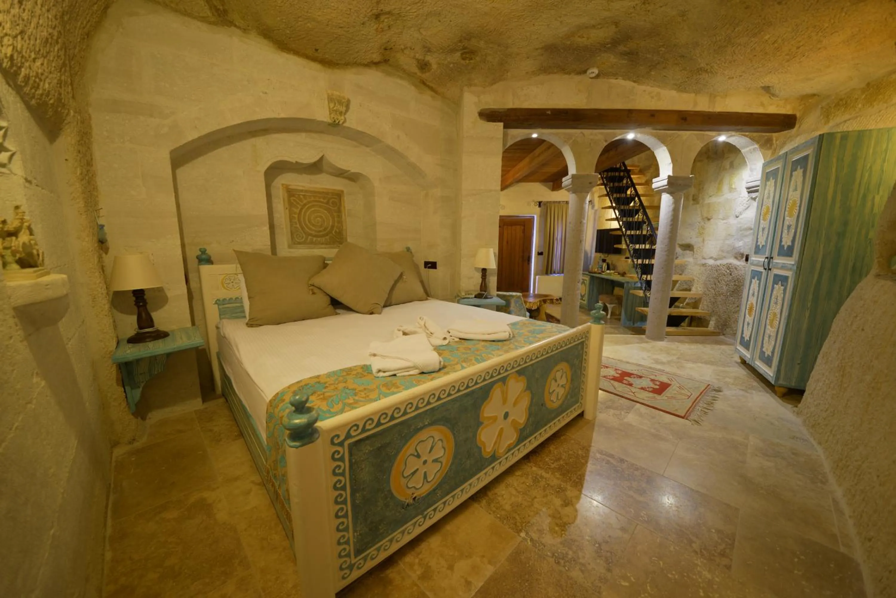 Bedroom, Bed in Caftan Cave Suites