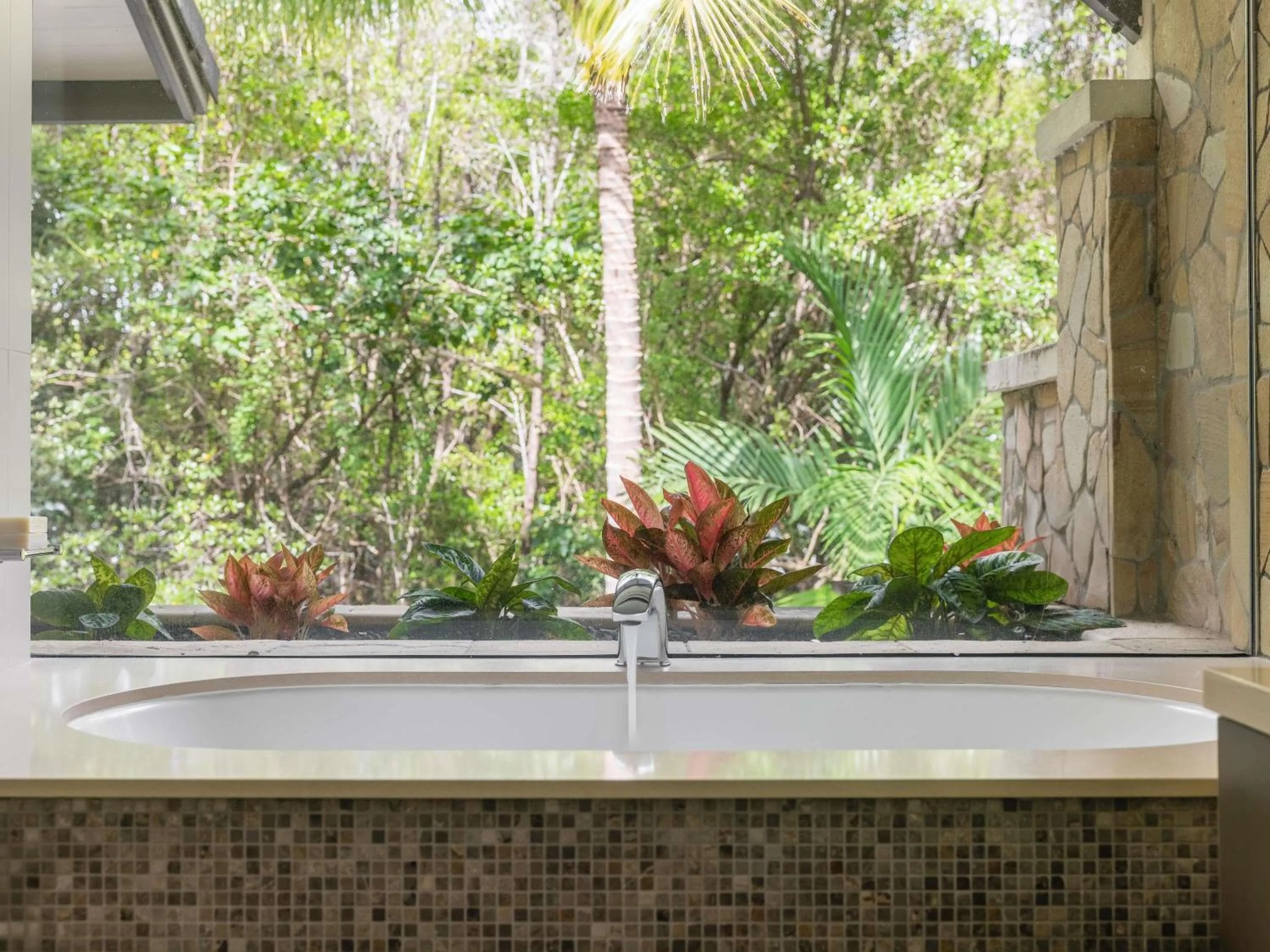 Bedroom in Pullman Palm Cove Sea Temple Resort & Spa