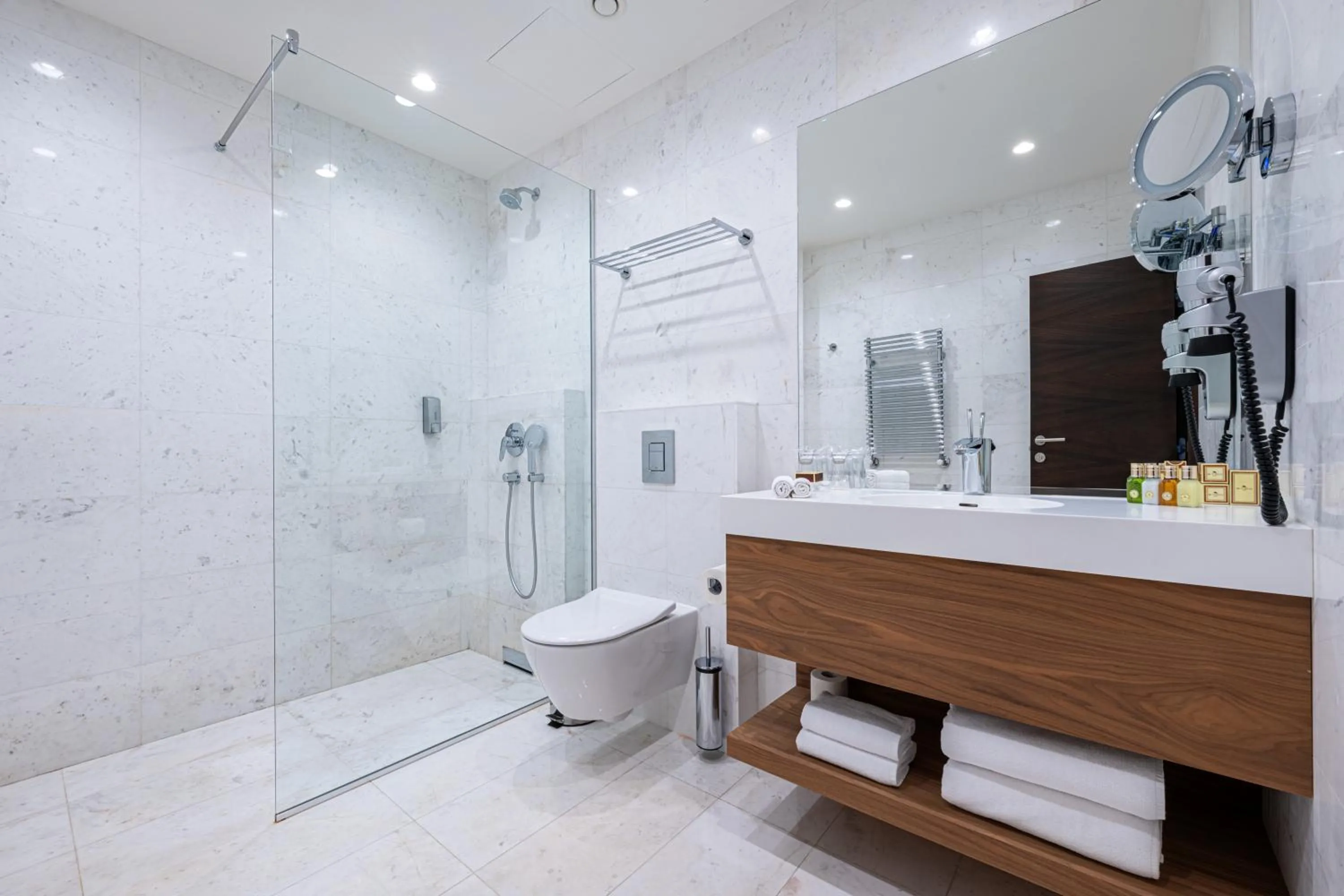 Bathroom in Hotel California by Aycon