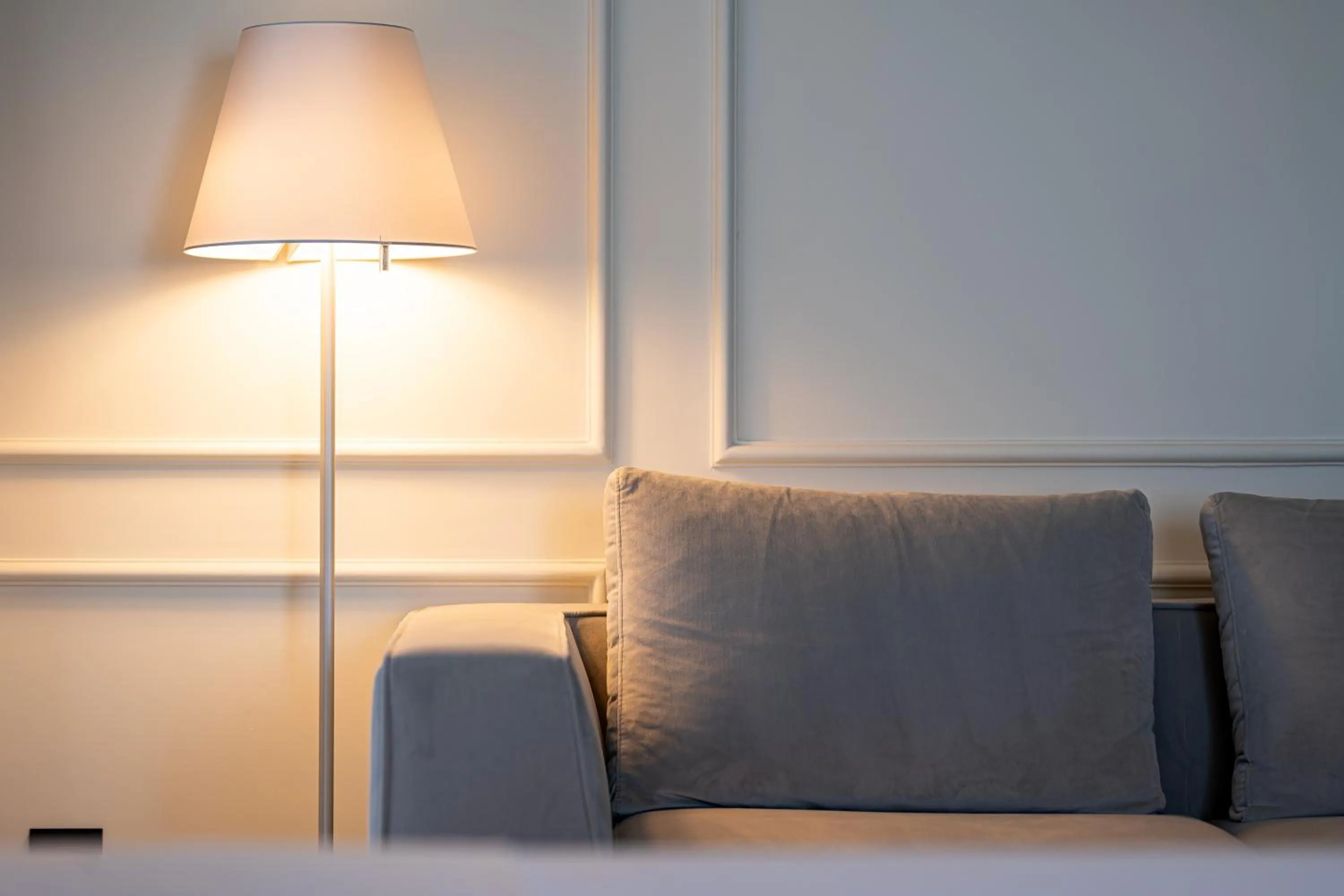 Seating area in Hotel California by Aycon