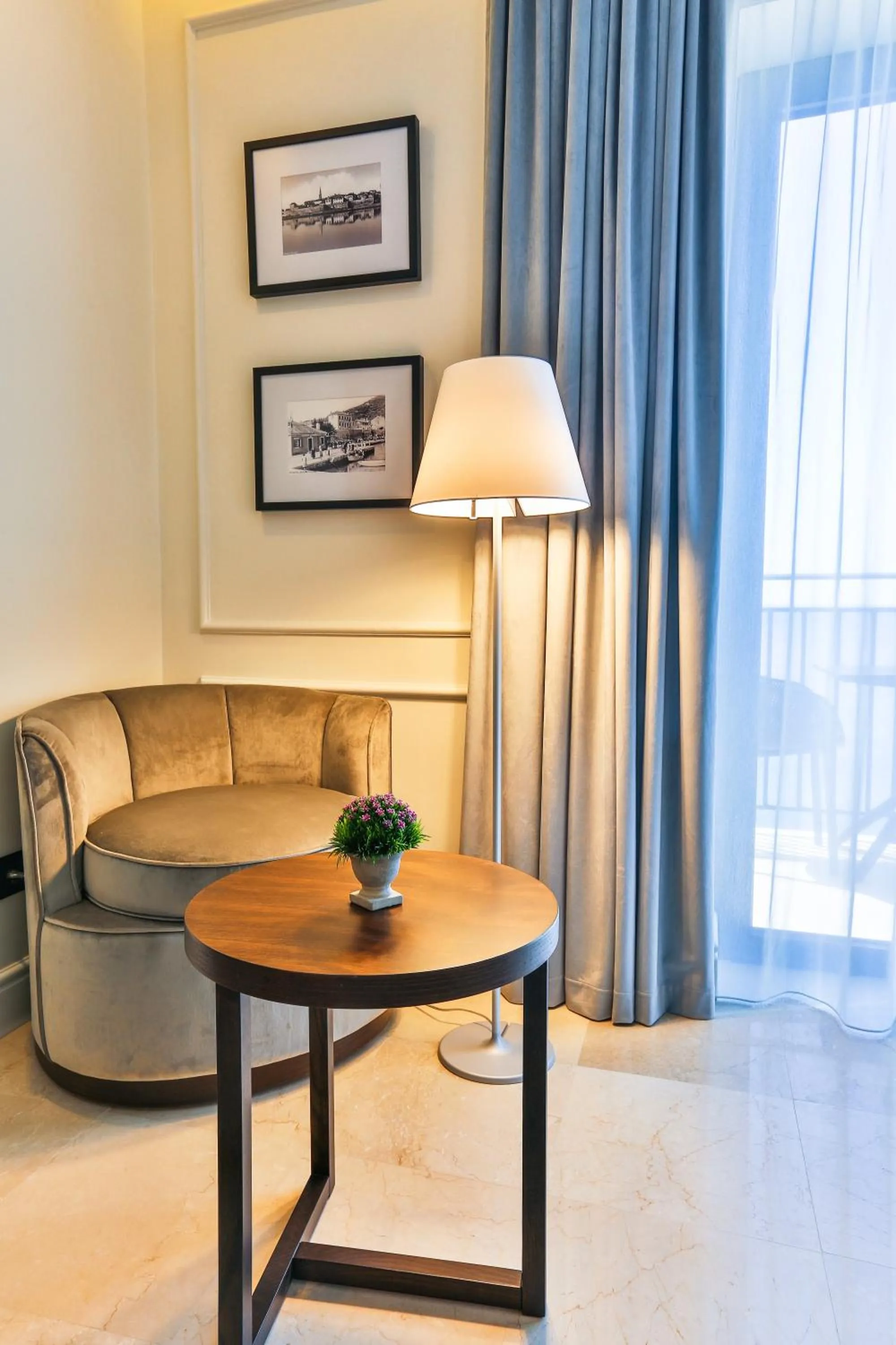 Seating area in Hotel California by Aycon