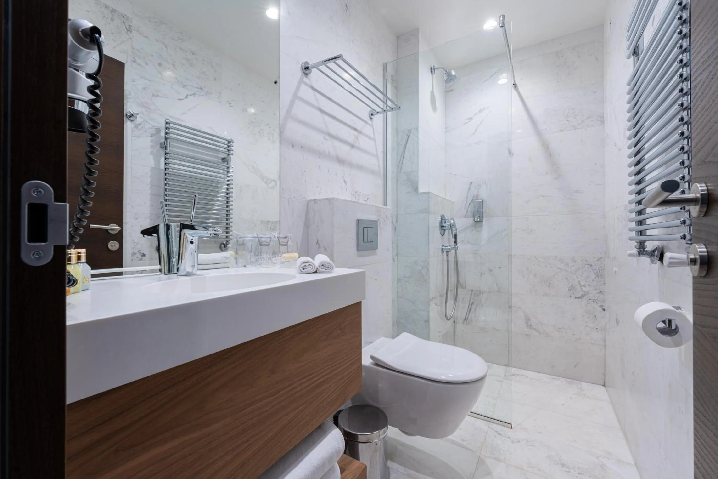 Bathroom in Hotel California by Aycon