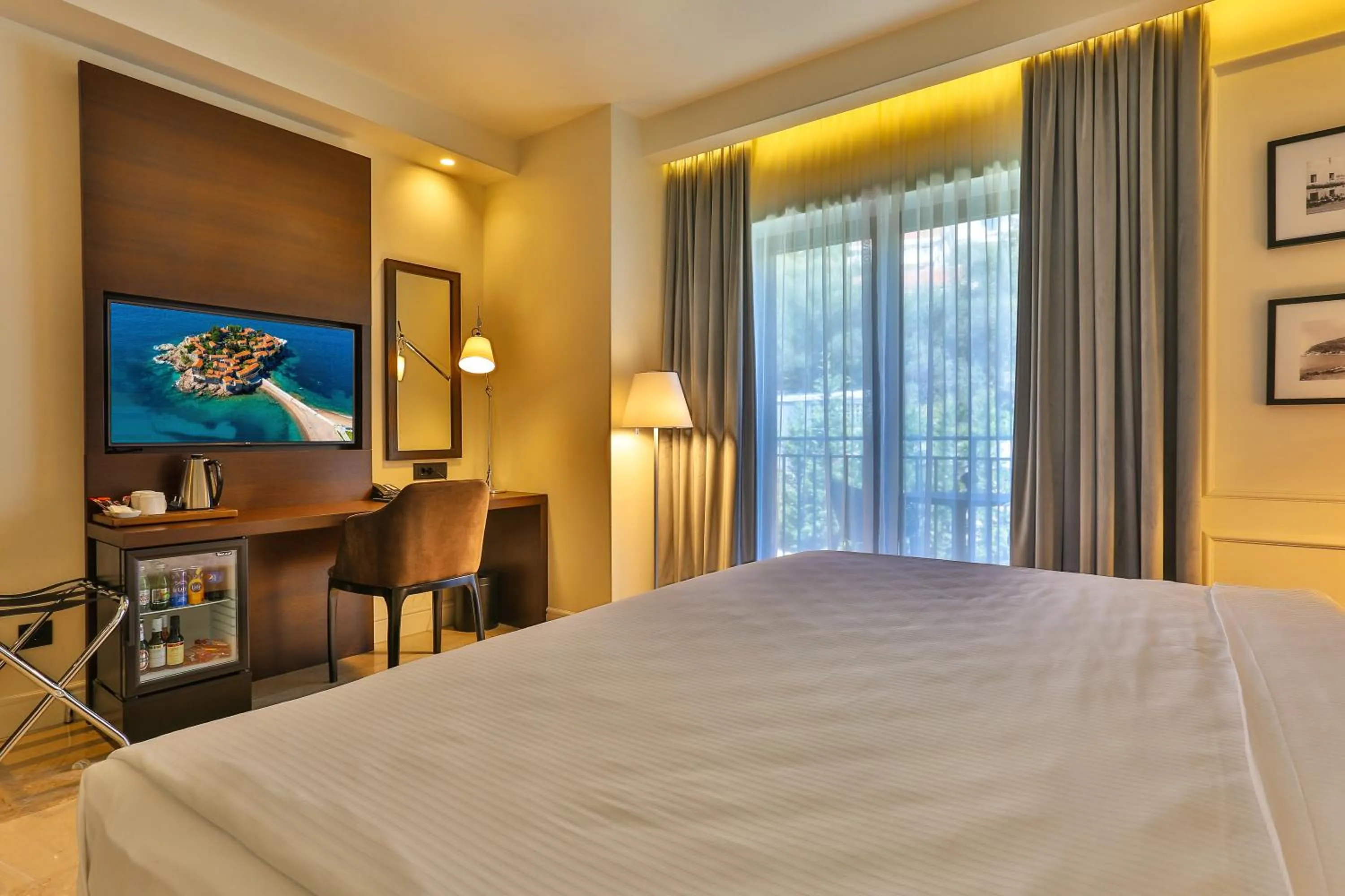 Bedroom, Bed in Hotel California by Aycon