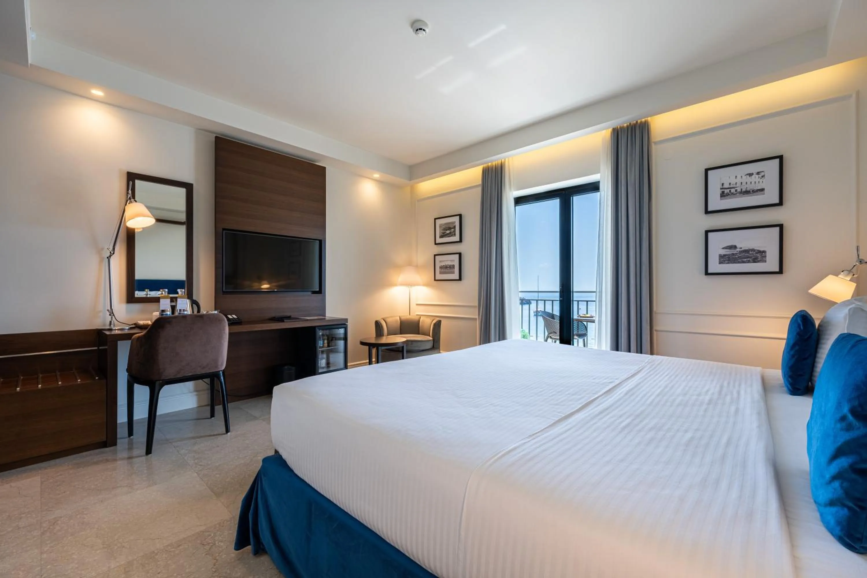 Photo of the whole room, Bed in Hotel California by Aycon