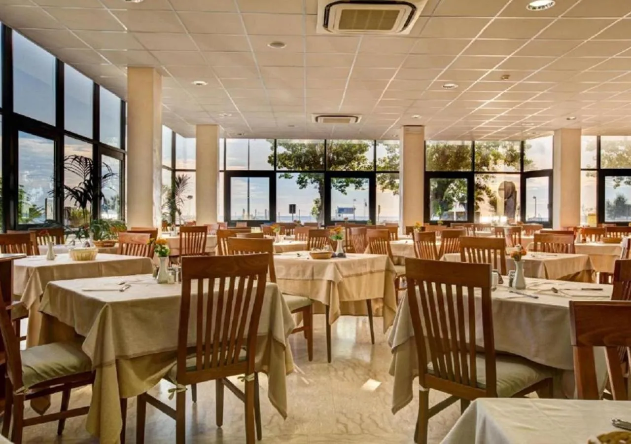 Restaurant/places to eat in Hotel Atlas